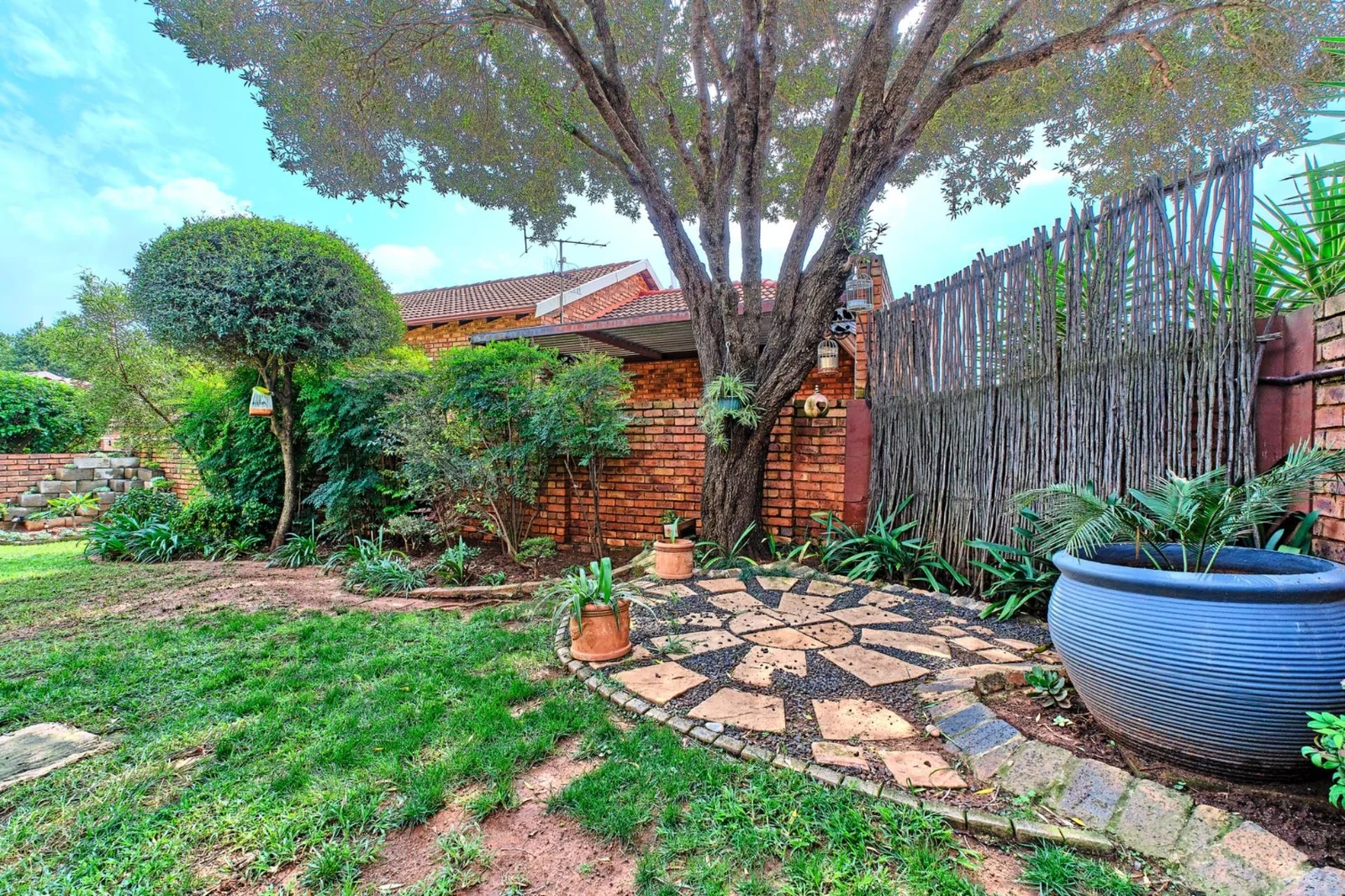 Modern 2 bedroom, 2 bathroom pet friendly townhouse for sale in Radiokop