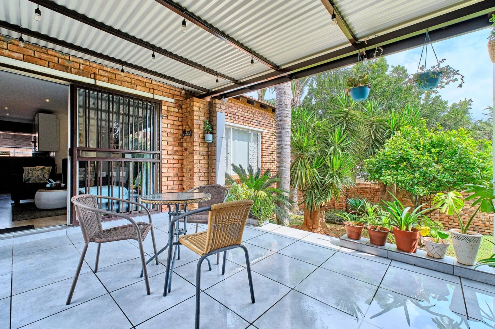 Modern 2 bedroom, 2 bathroom pet friendly townhouse for sale in Radiokop