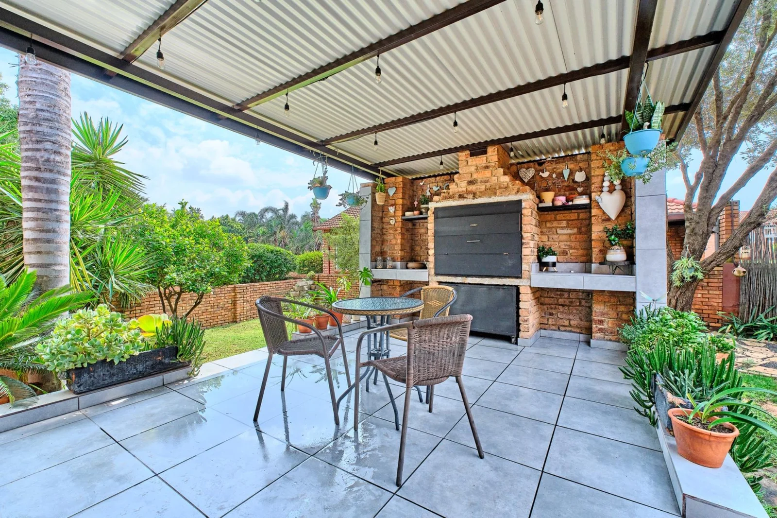 Modern 2 bedroom, 2 bathroom pet friendly townhouse for sale in Radiokop