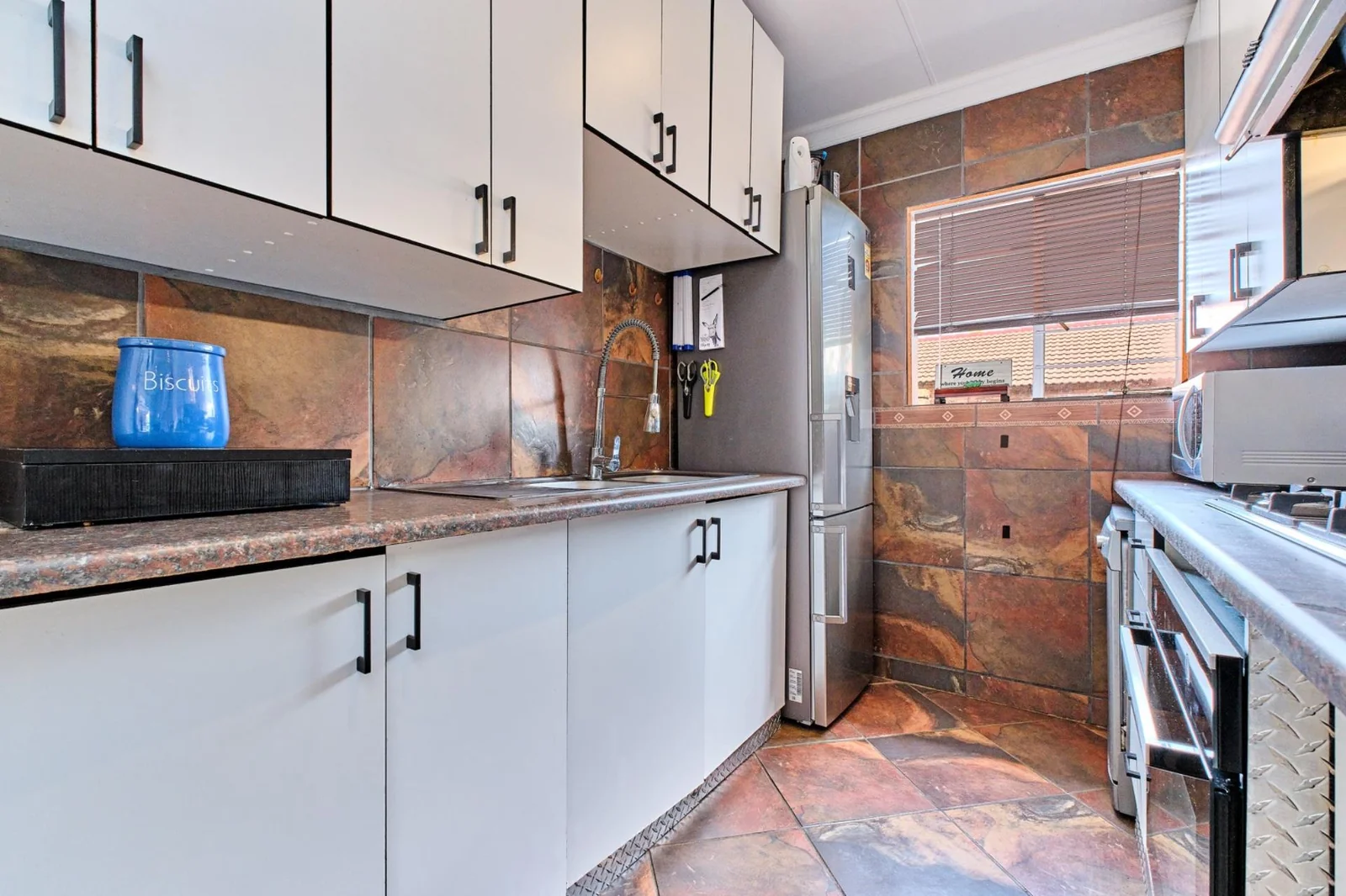 Modern 2 bedroom, 2 bathroom pet friendly townhouse for sale in Radiokop