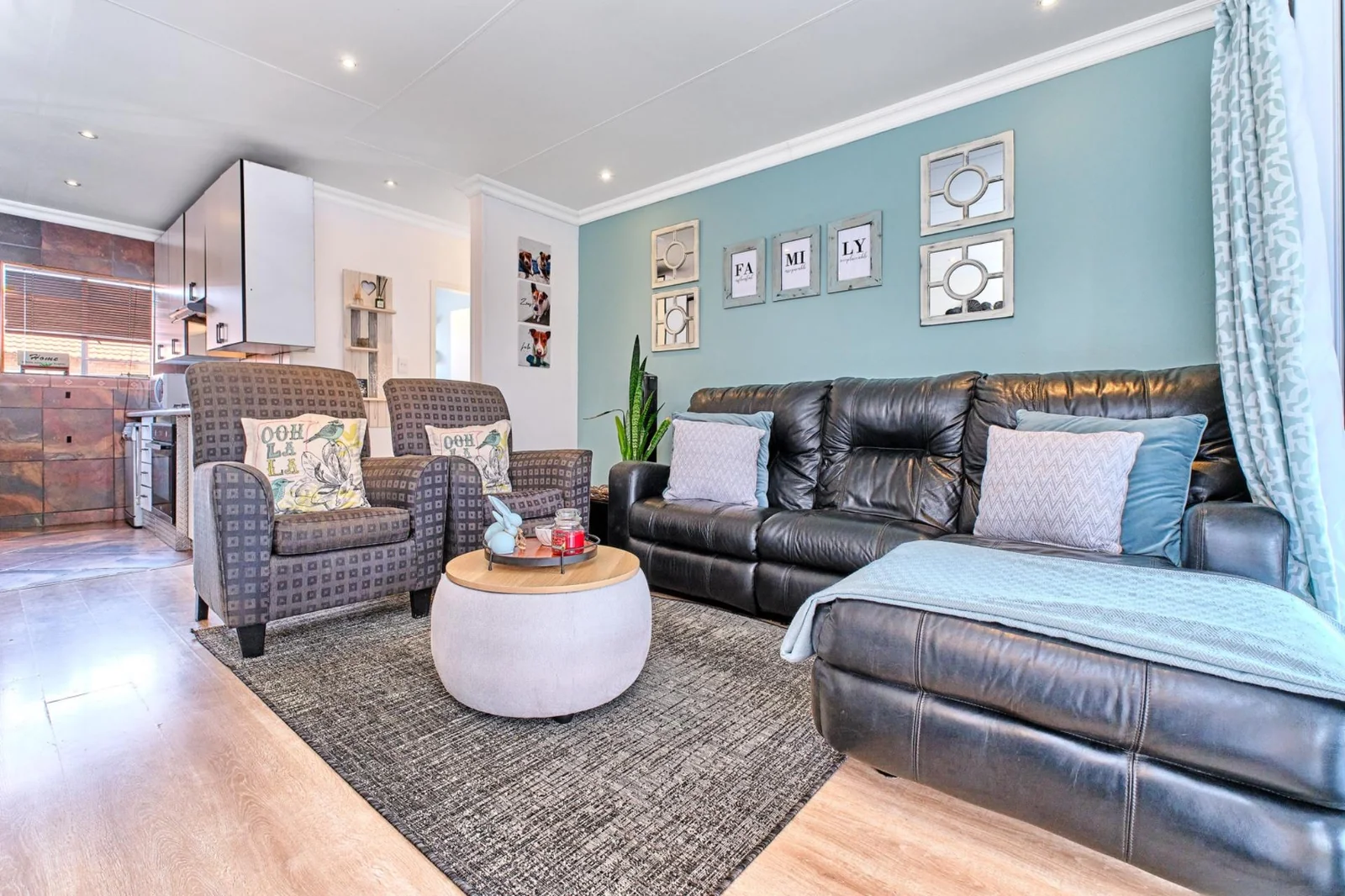 Modern 2 bedroom, 2 bathroom pet friendly townhouse for sale in Radiokop