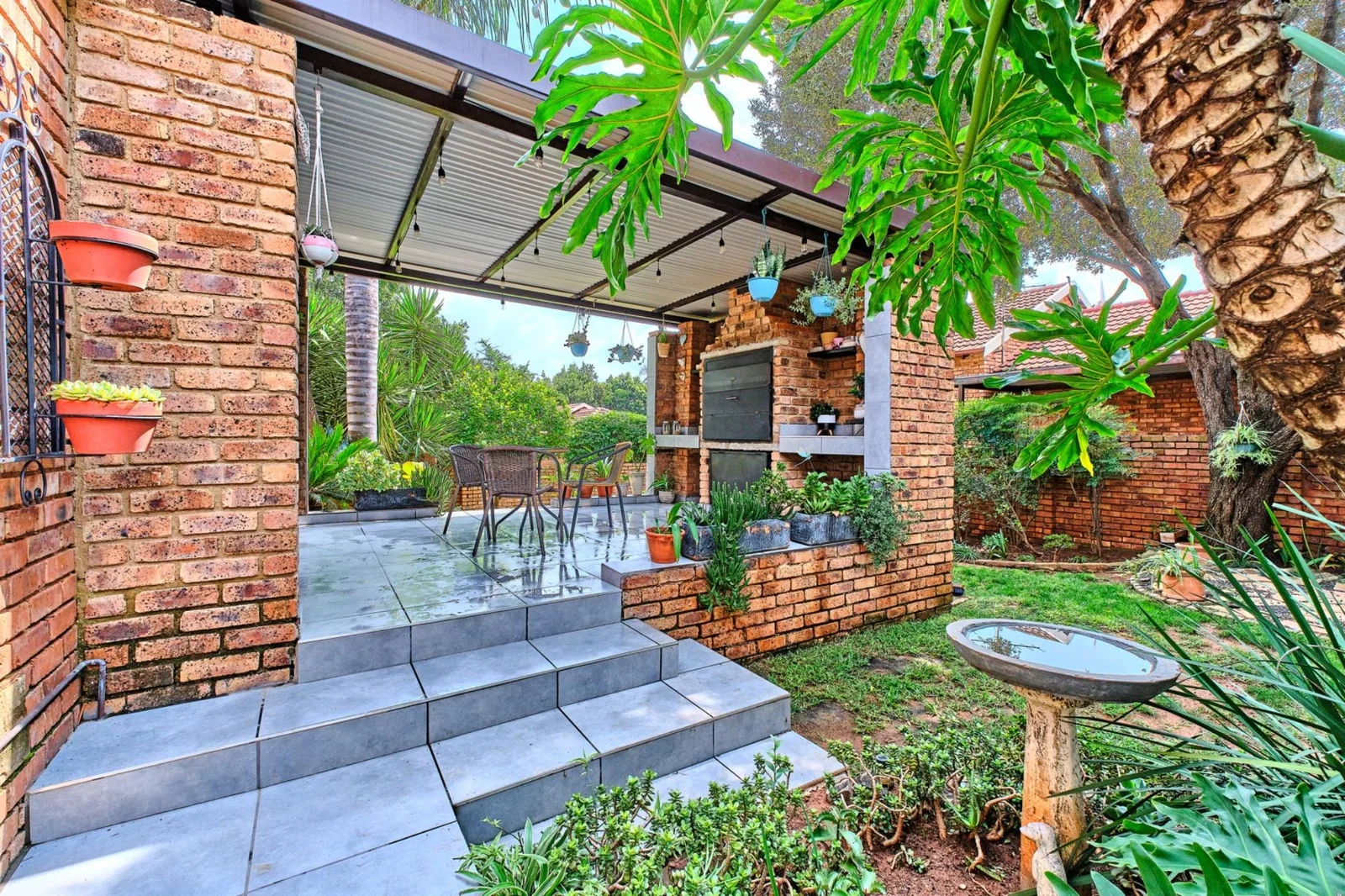 Modern 2 bedroom, 2 bathroom pet friendly townhouse for sale in Radiokop