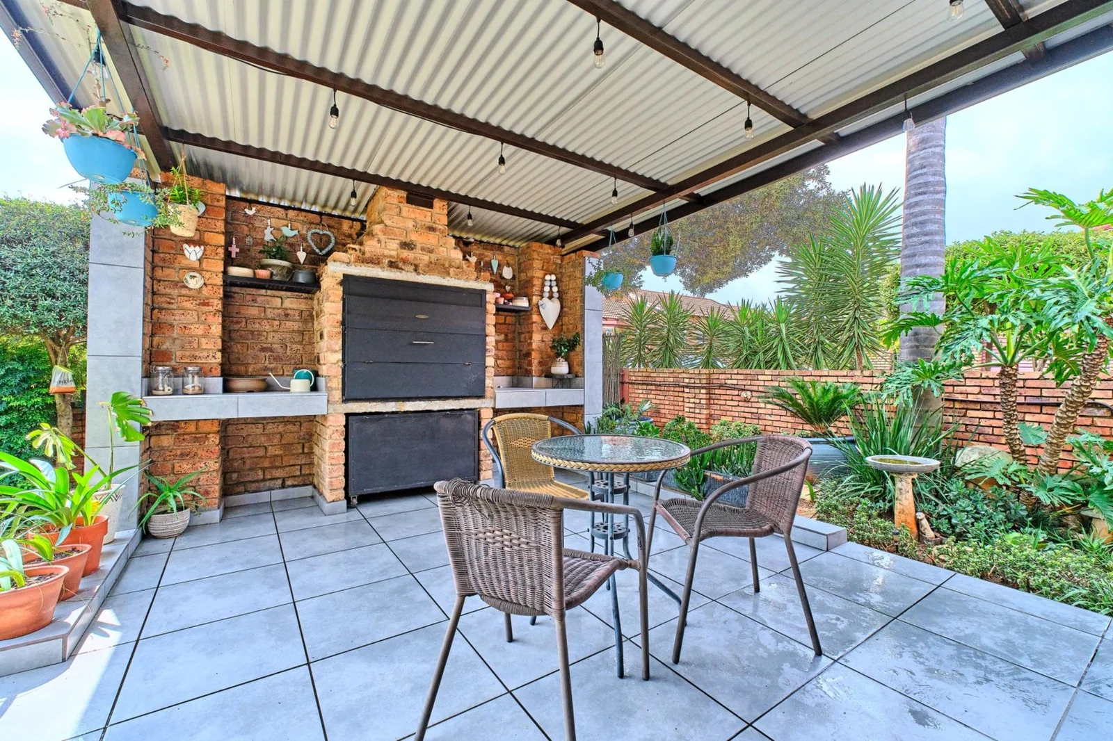 Modern 2 bedroom, 2 bathroom pet friendly townhouse for sale in Radiokop