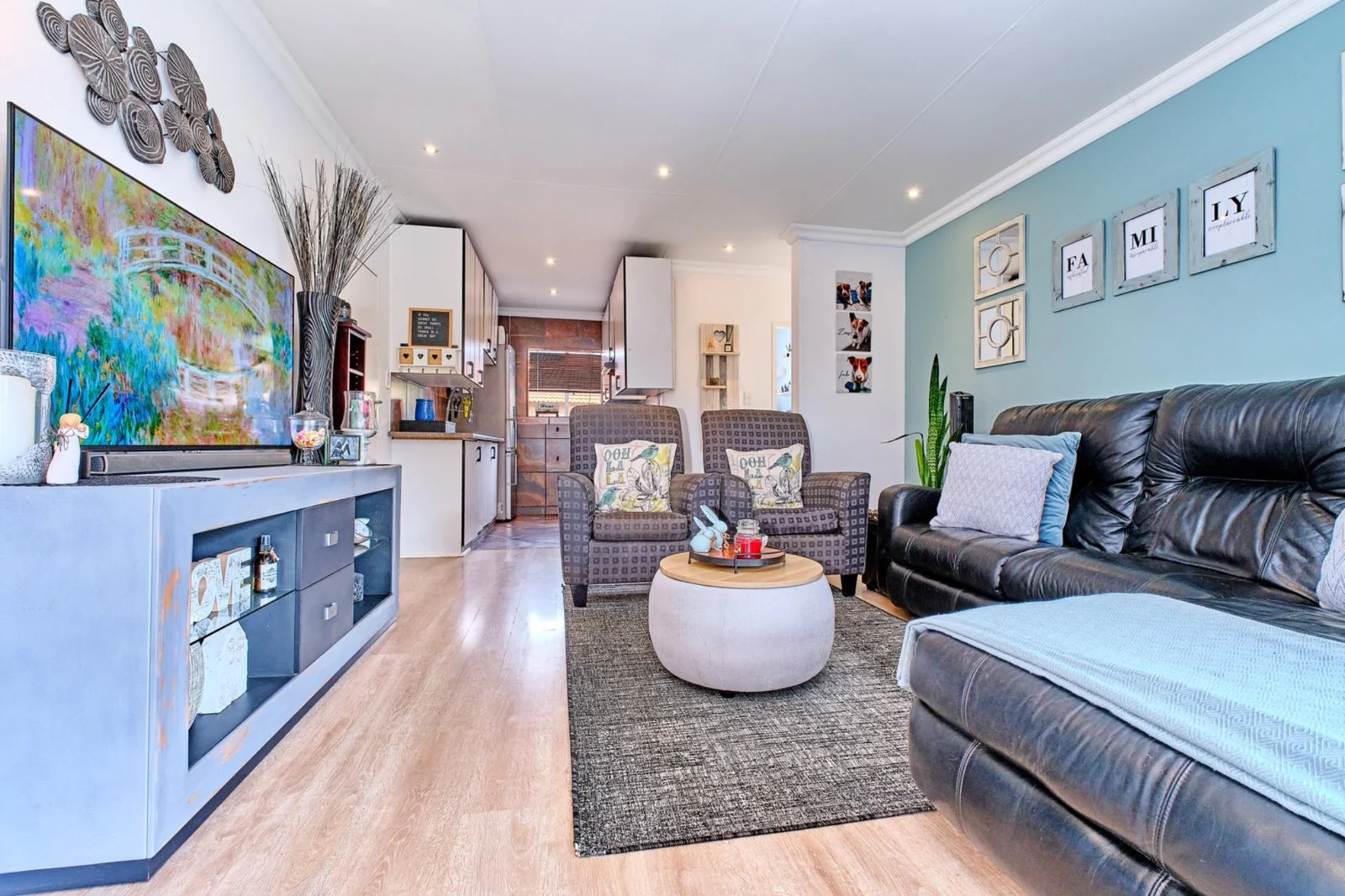 Modern 2 bedroom, 2 bathroom pet friendly townhouse for sale in Radiokop