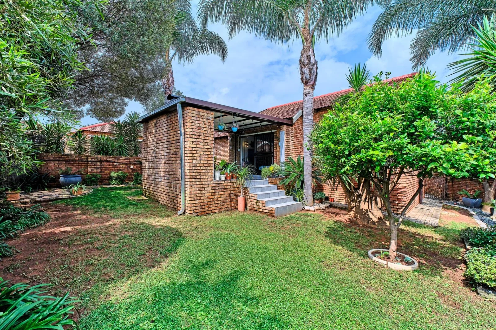 Modern 2 bedroom, 2 bathroom pet friendly townhouse for sale in Radiokop