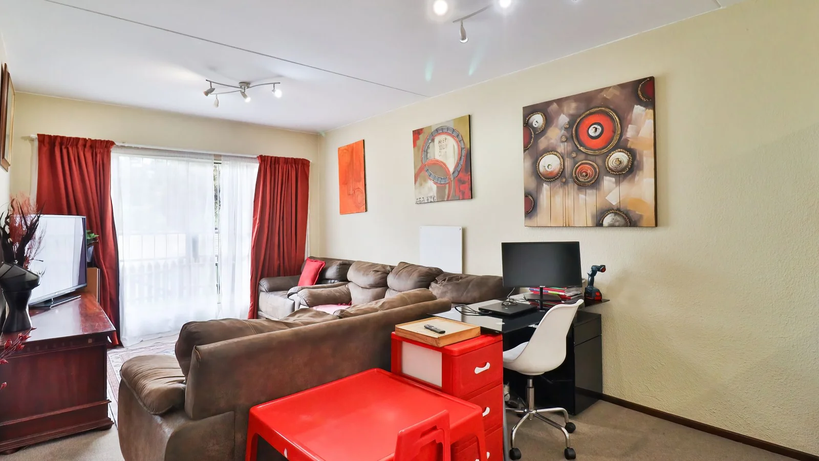LOCK UP & GO LUXURY! STUNNING 2-BED UNIT IN REMBRANDT PARK