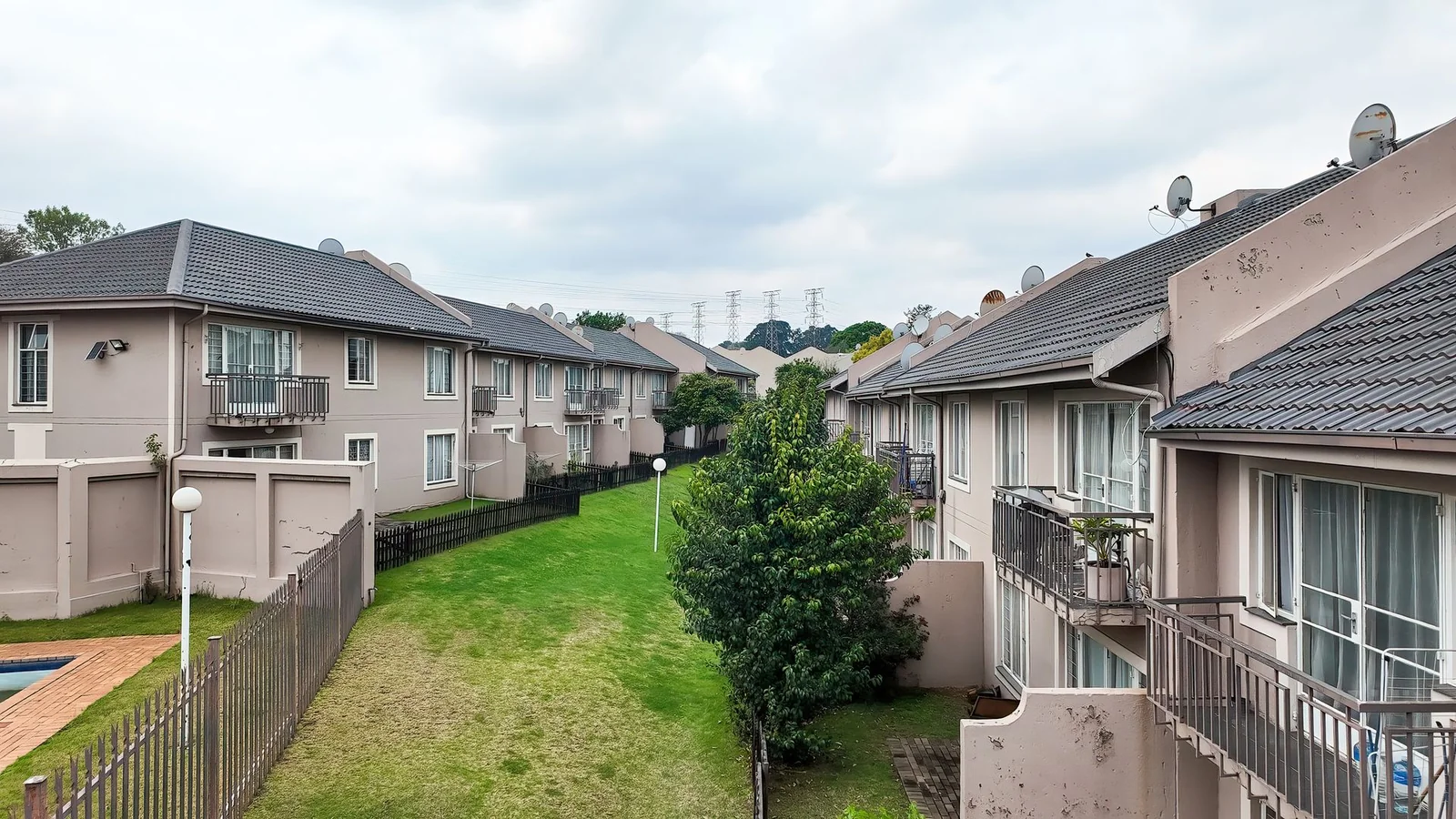 LOCK UP & GO LUXURY! STUNNING 2-BED UNIT IN REMBRANDT PARK