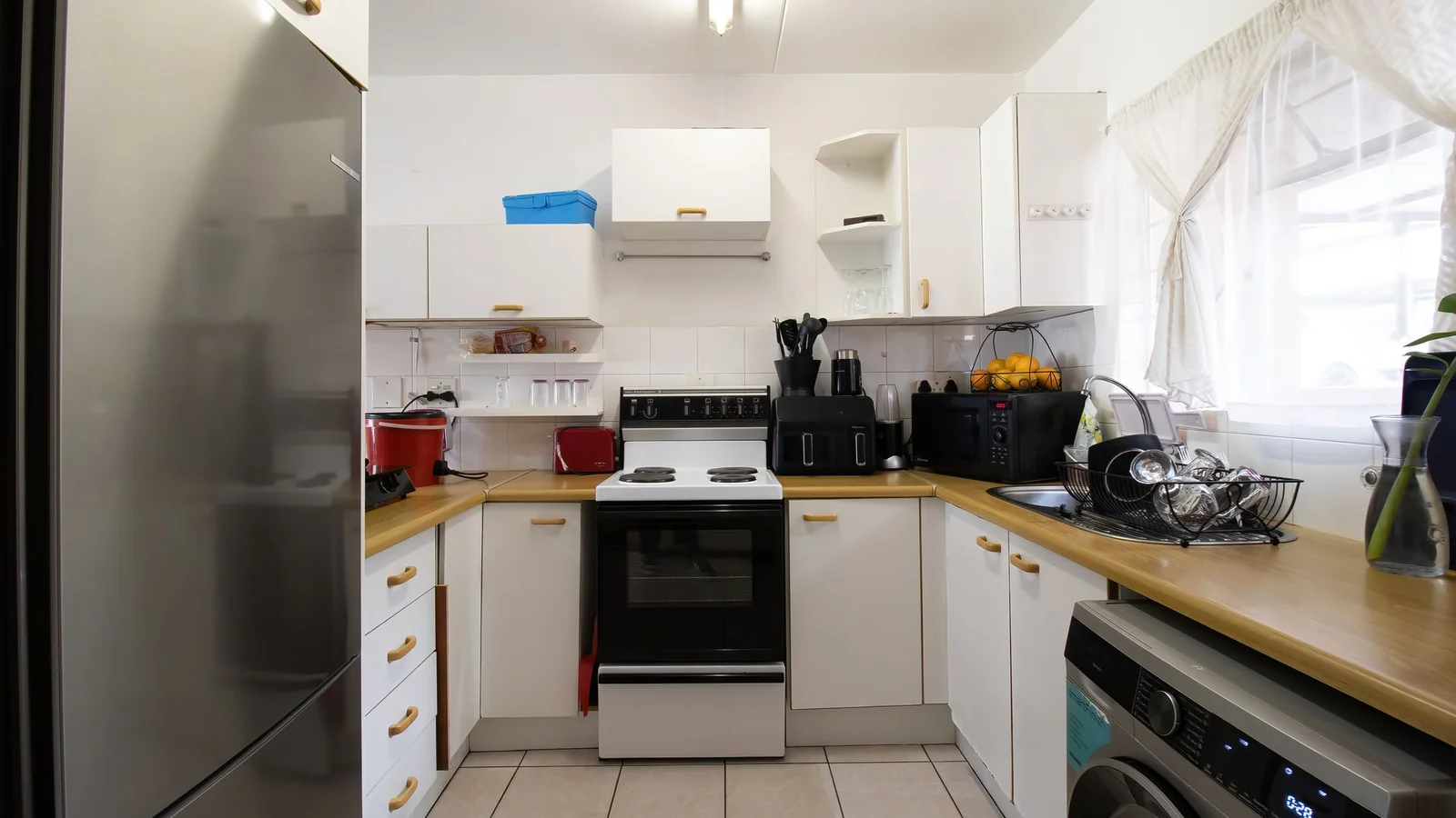 LOCK UP & GO LUXURY! STUNNING 2-BED UNIT IN REMBRANDT PARK