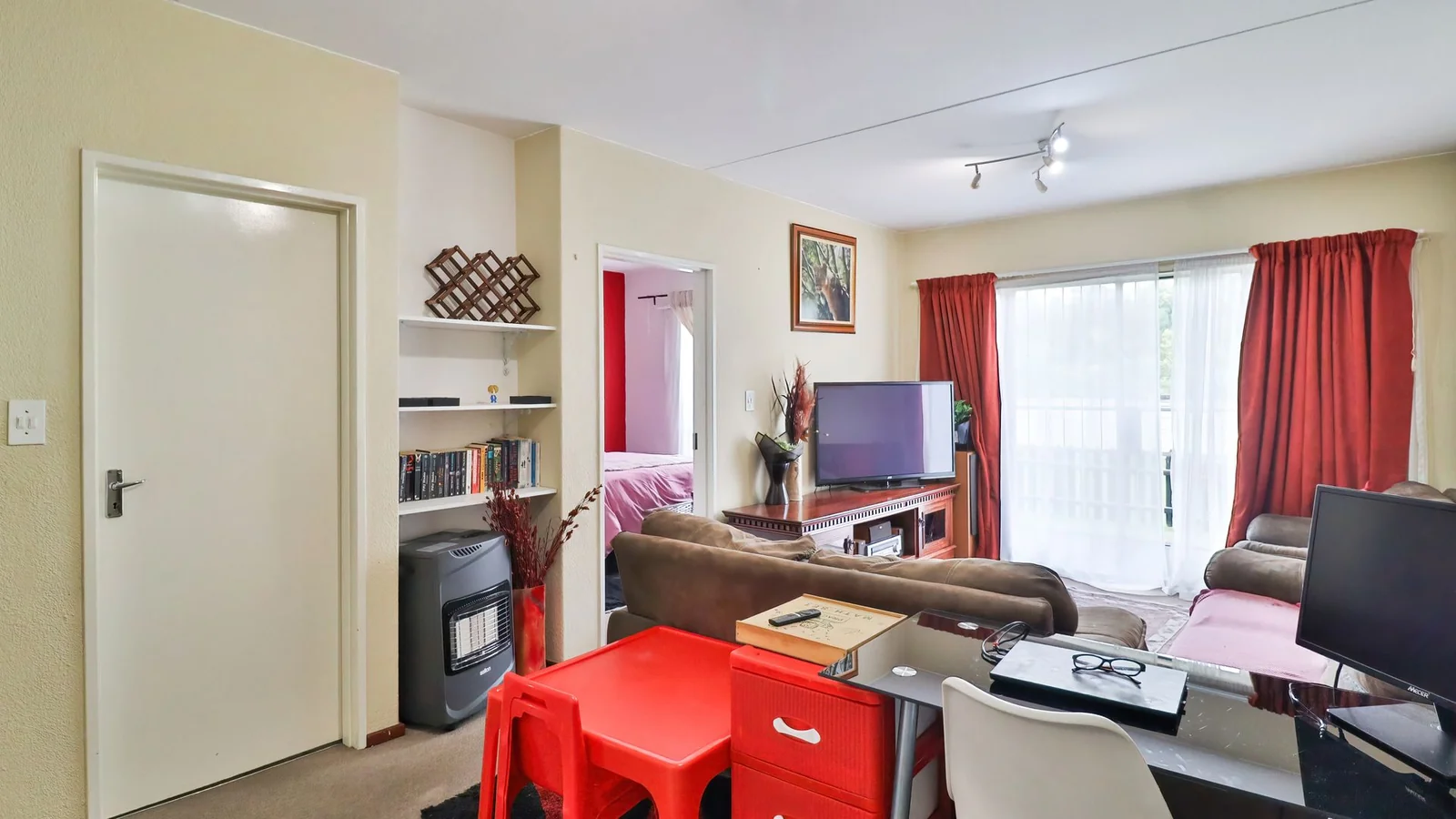 LOCK UP & GO LUXURY! STUNNING 2-BED UNIT IN REMBRANDT PARK