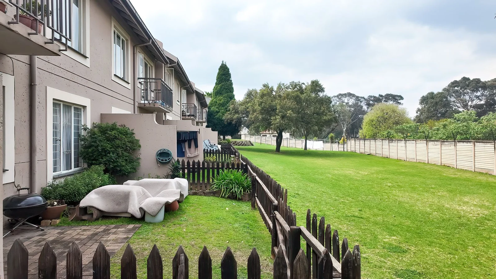 LOCK UP & GO LUXURY! STUNNING 2-BED UNIT IN REMBRANDT PARK