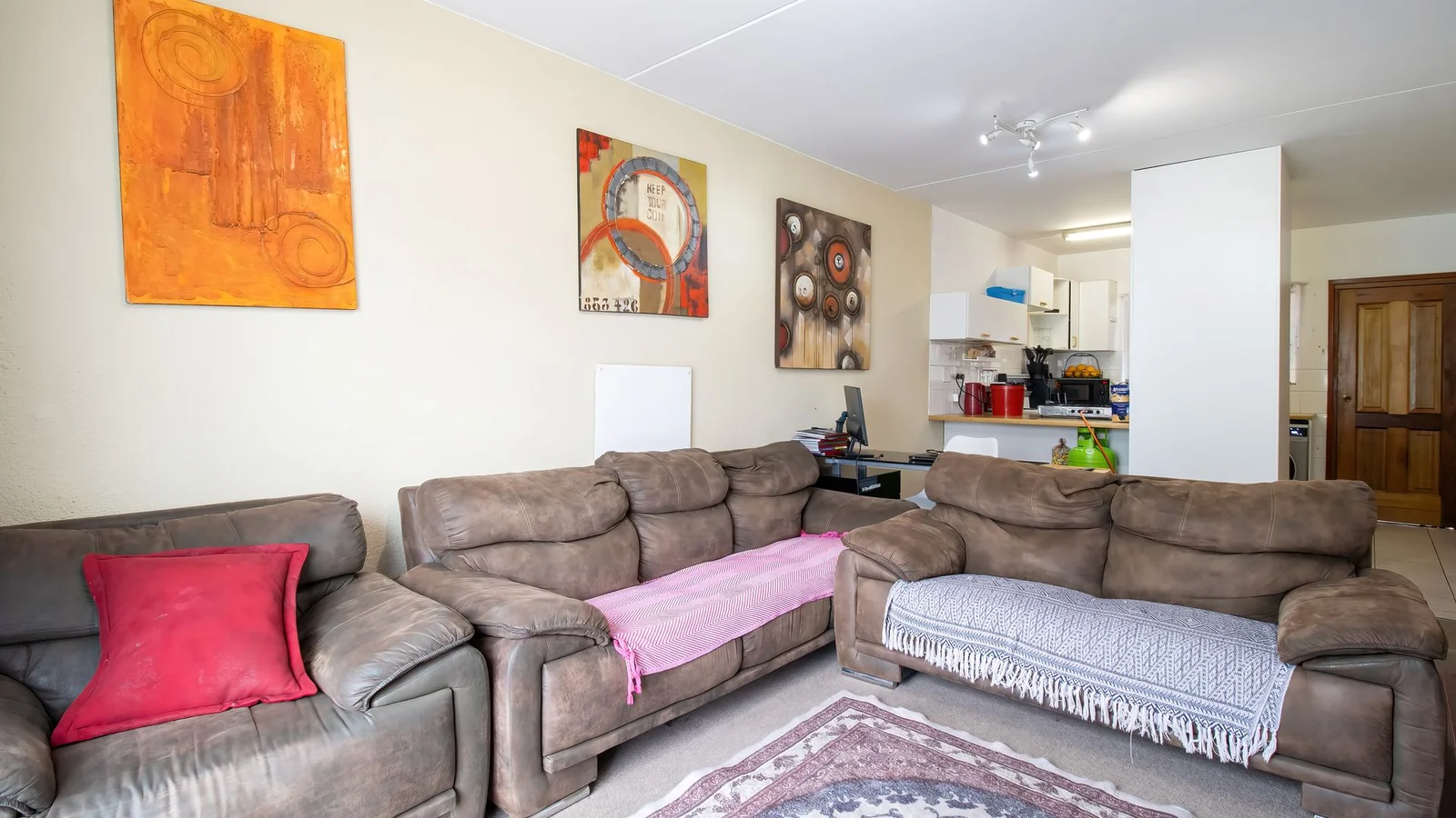 LOCK UP & GO LUXURY! STUNNING 2-BED UNIT IN REMBRANDT PARK