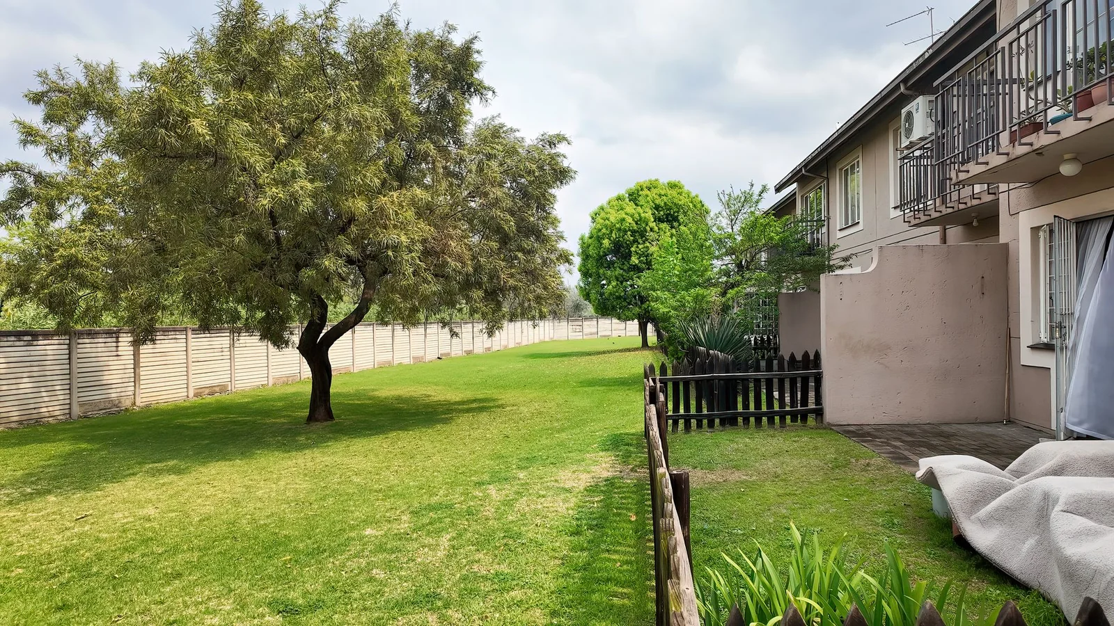 LOCK UP & GO LUXURY! STUNNING 2-BED UNIT IN REMBRANDT PARK