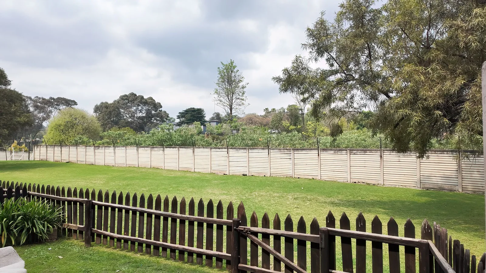 LOCK UP & GO LUXURY! STUNNING 2-BED UNIT IN REMBRANDT PARK