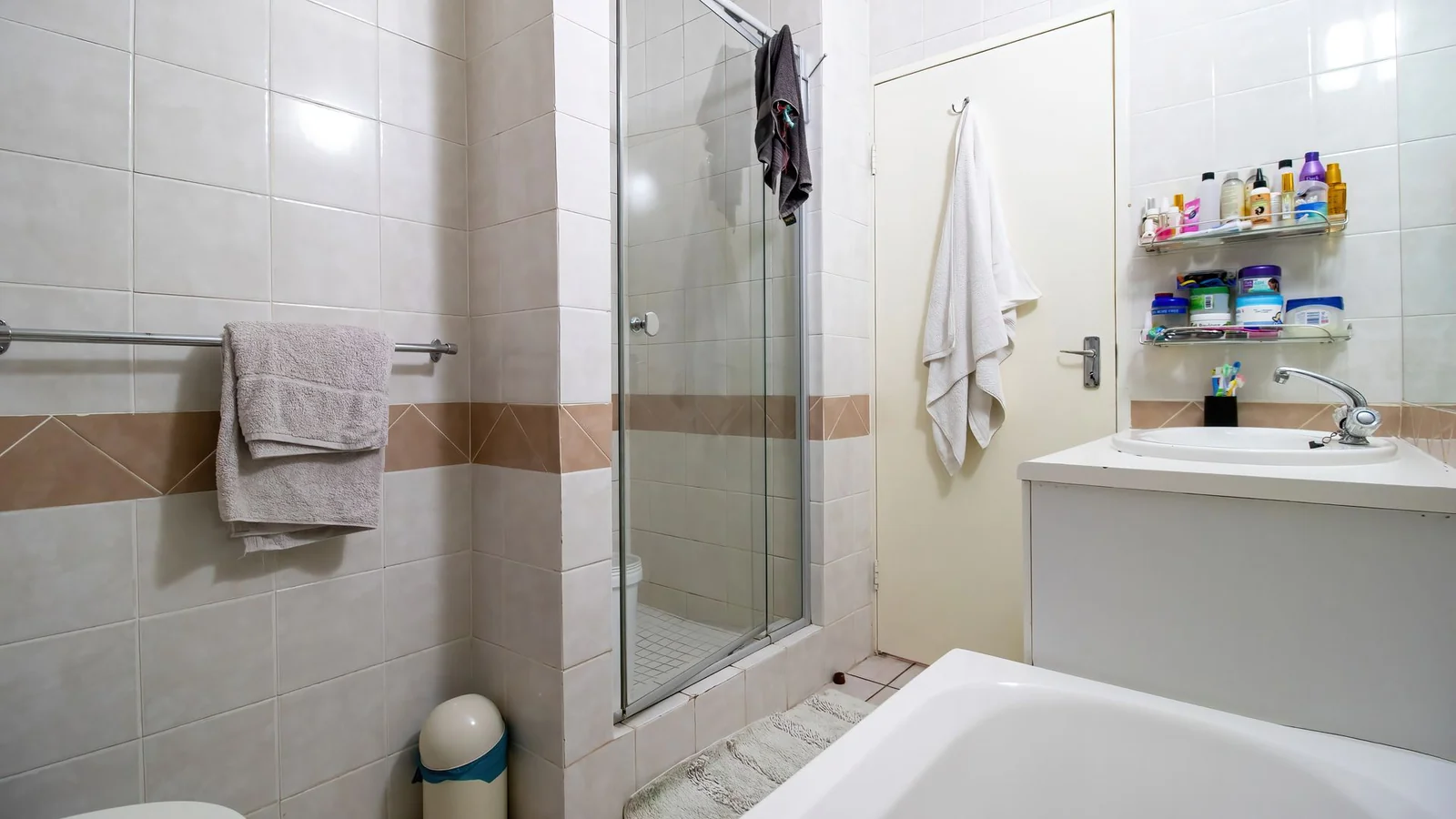 LOCK UP & GO LUXURY! STUNNING 2-BED UNIT IN REMBRANDT PARK
