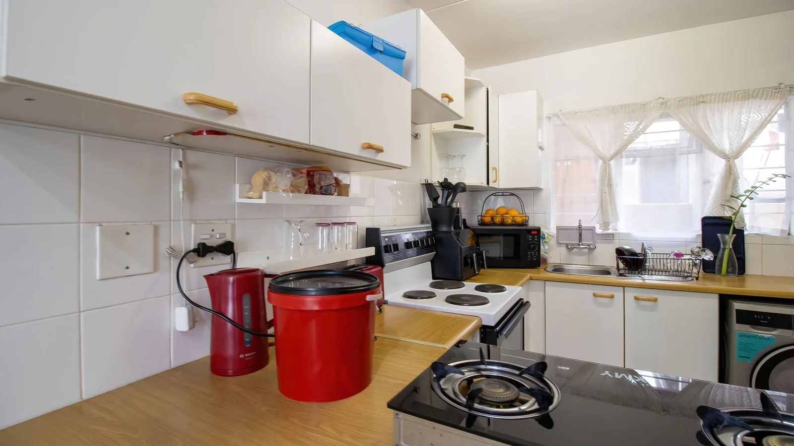 LOCK UP & GO LUXURY! STUNNING 2-BED UNIT IN REMBRANDT PARK