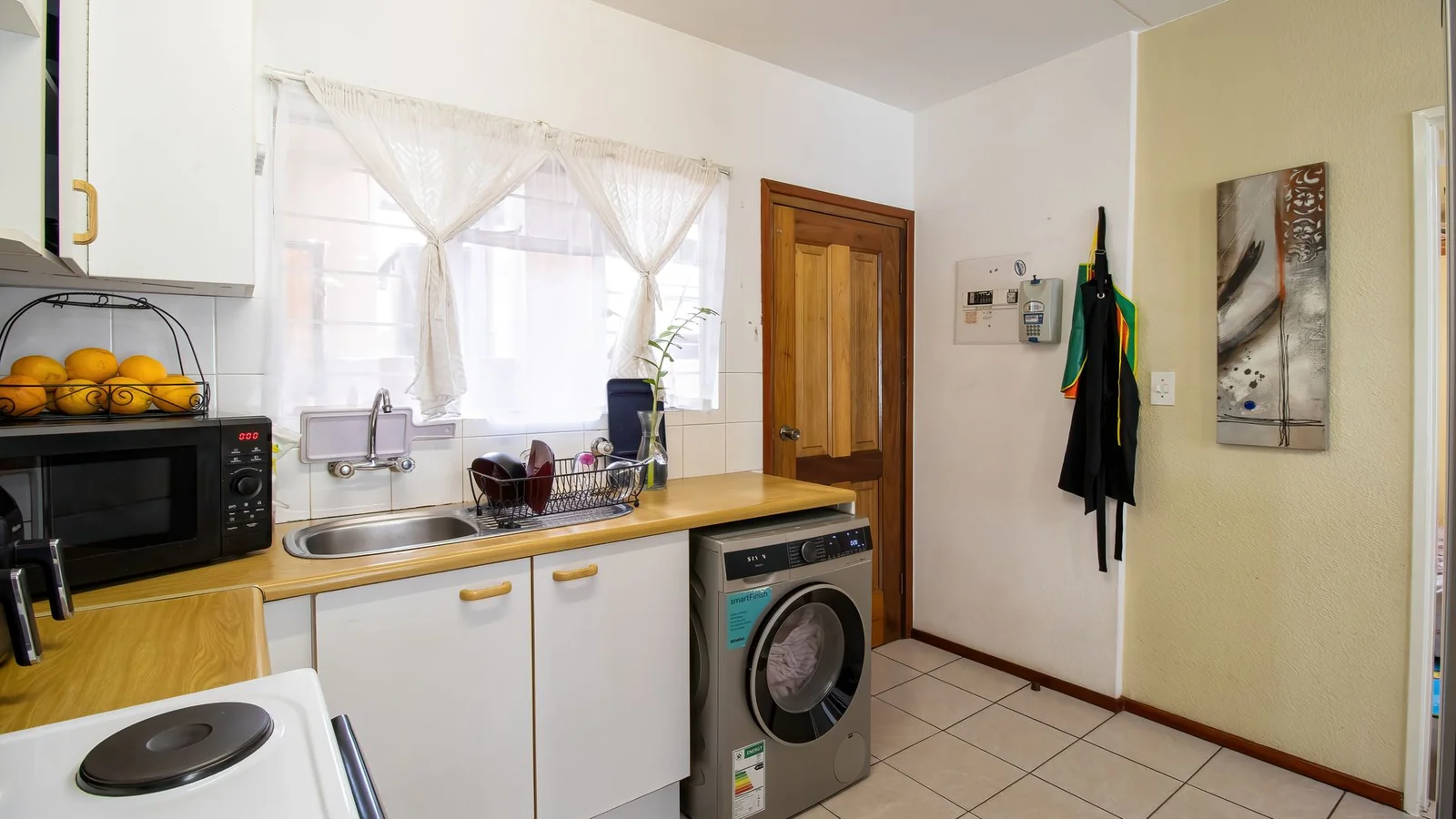 LOCK UP & GO LUXURY! STUNNING 2-BED UNIT IN REMBRANDT PARK