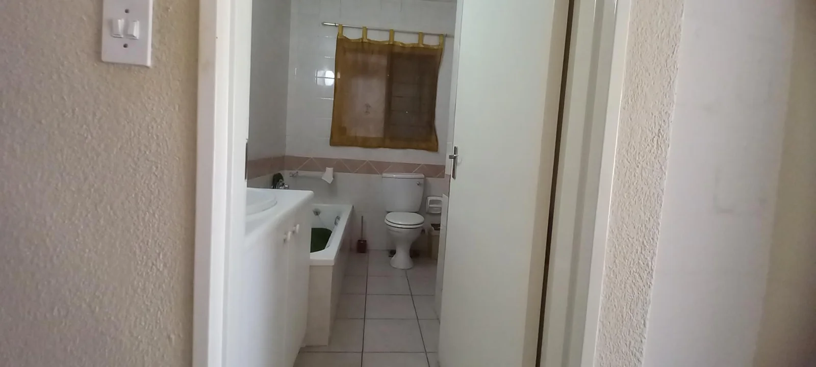 LOCK UP & GO LUXURY! STUNNING 2-BED UNIT IN REMBRANDT PARK