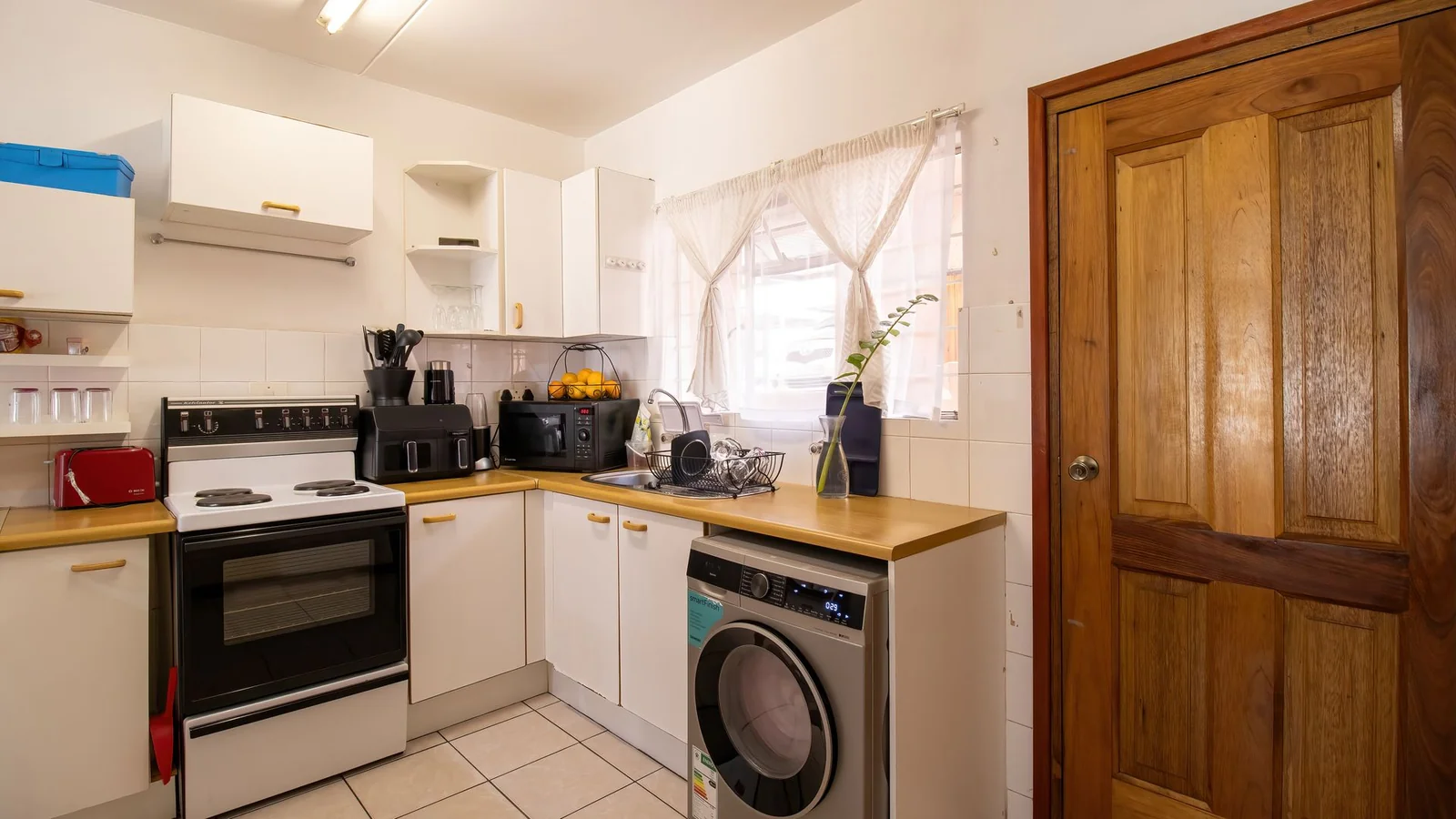 LOCK UP & GO LUXURY! STUNNING 2-BED UNIT IN REMBRANDT PARK