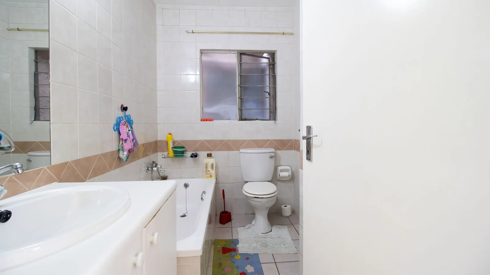 LOCK UP & GO LUXURY! STUNNING 2-BED UNIT IN REMBRANDT PARK
