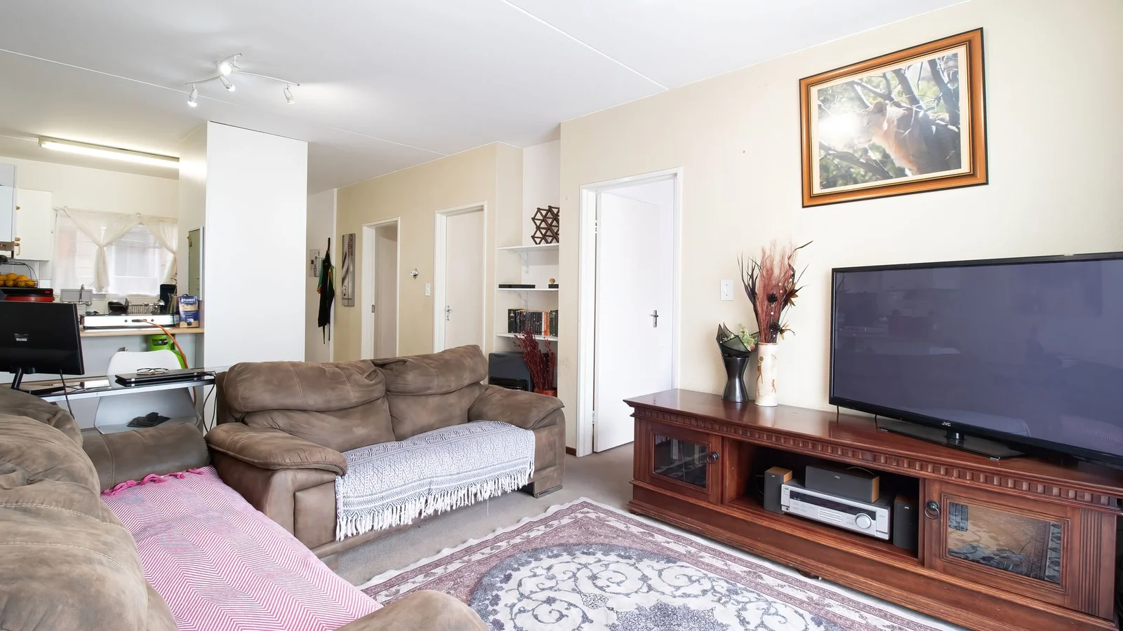 LOCK UP & GO LUXURY! STUNNING 2-BED UNIT IN REMBRANDT PARK