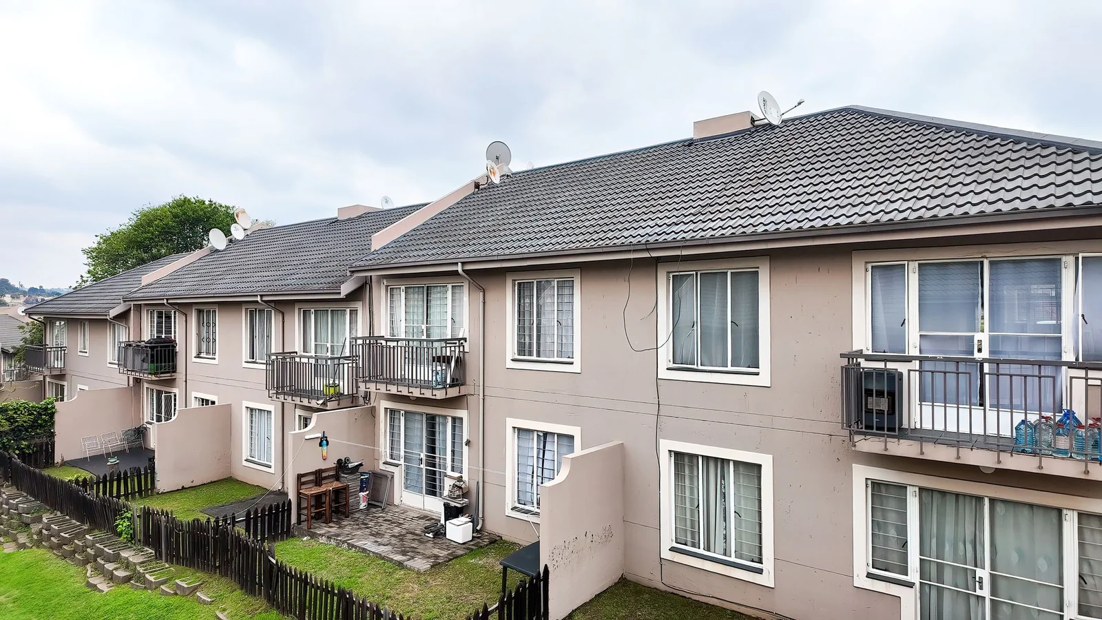 LOCK UP & GO LUXURY! STUNNING 2-BED UNIT IN REMBRANDT PARK