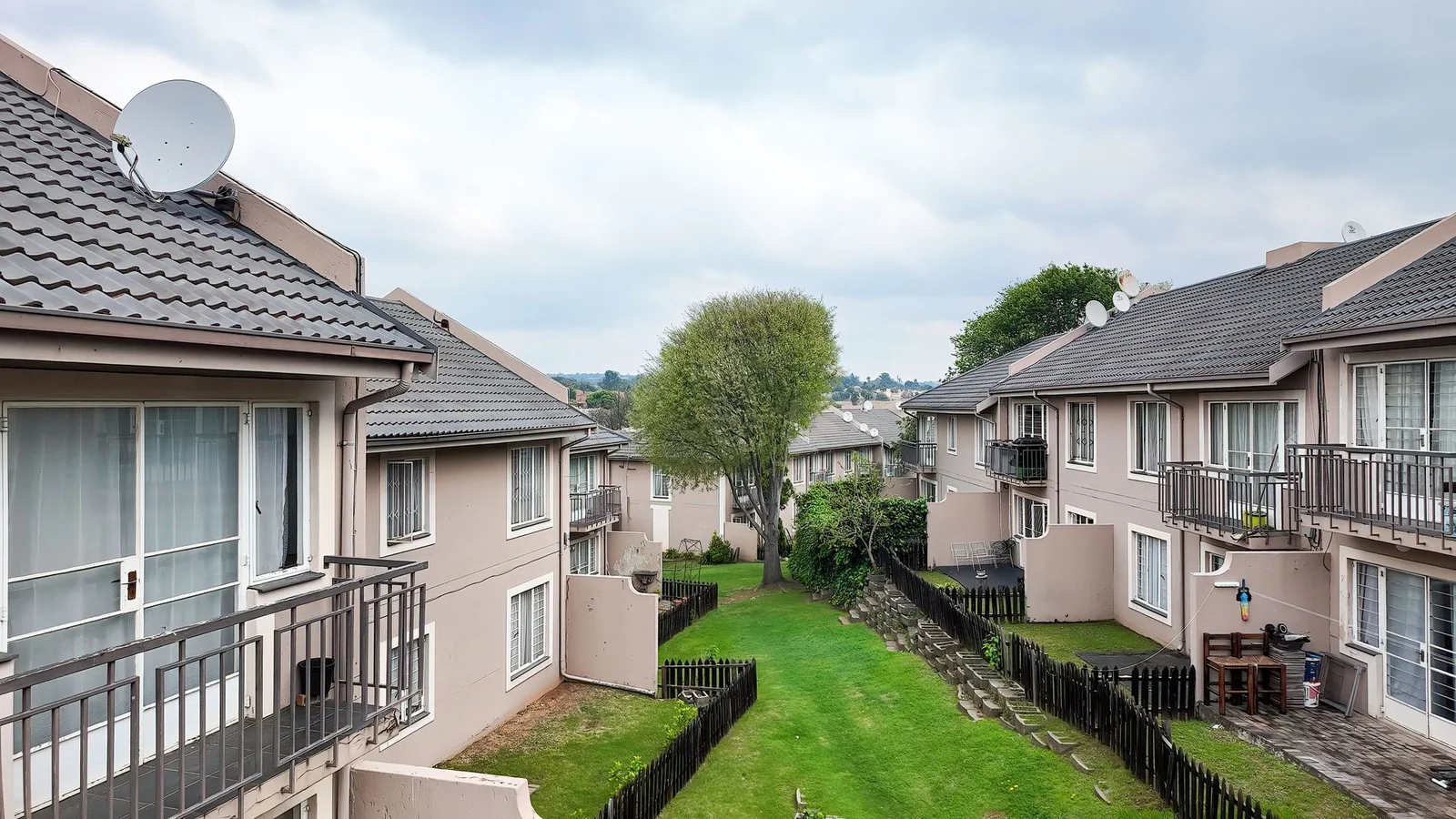 LOCK UP & GO LUXURY! STUNNING 2-BED UNIT IN REMBRANDT PARK