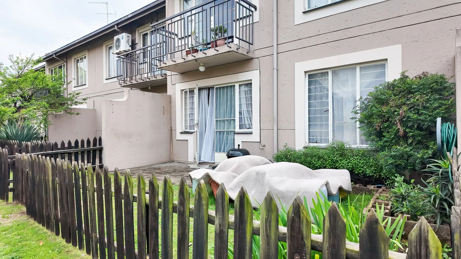 LOCK UP & GO LUXURY! STUNNING 2-BED UNIT IN REMBRANDT PARK