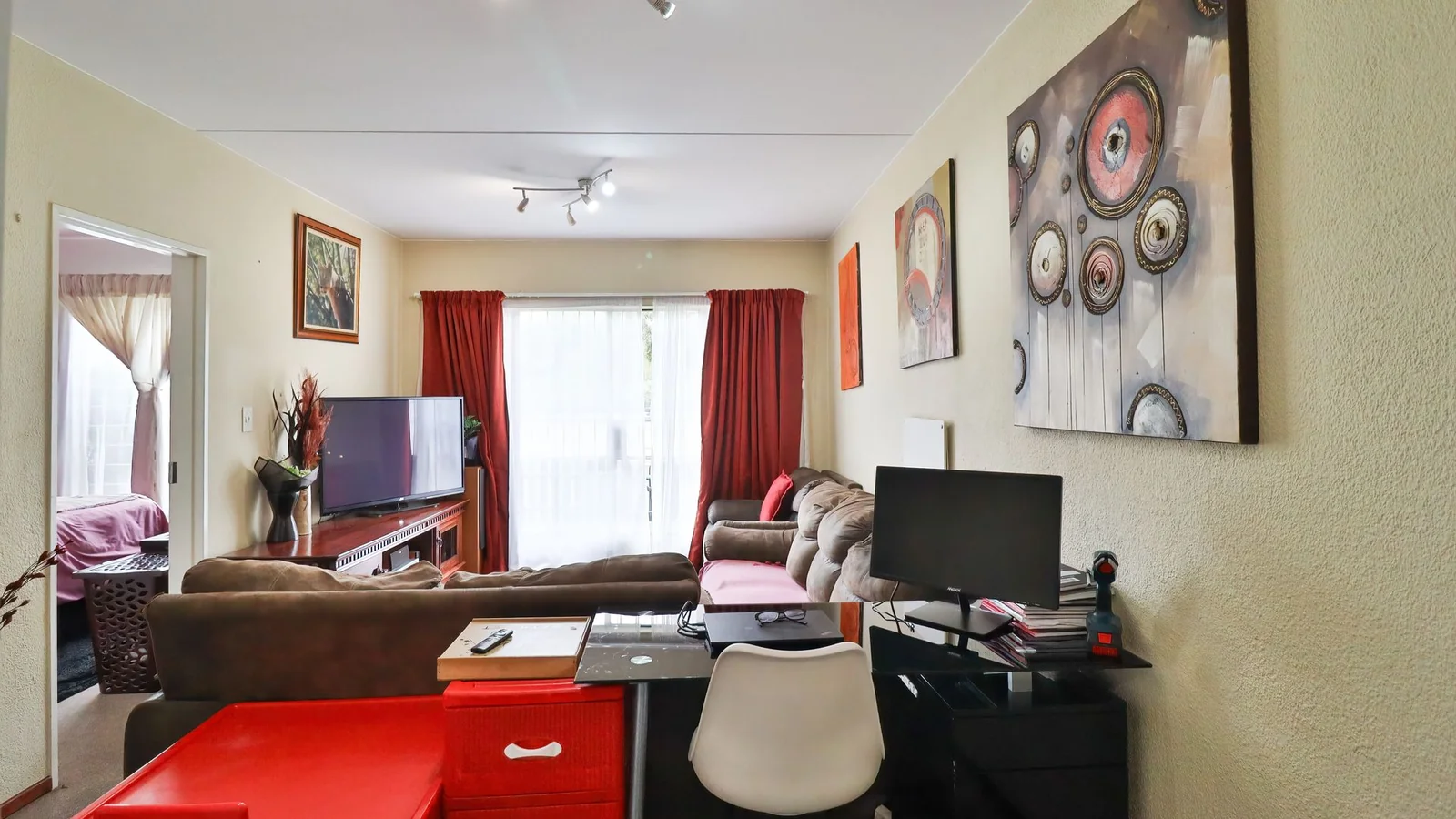 LOCK UP & GO LUXURY! STUNNING 2-BED UNIT IN REMBRANDT PARK