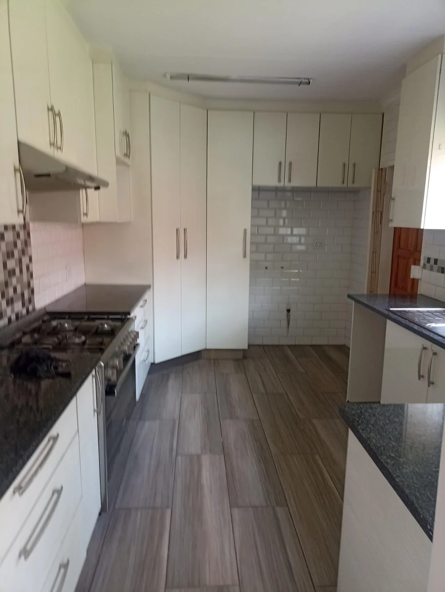 LOVELY HUGE FAMILY HOME TO LET IN LYNNWOOD GLEN!!