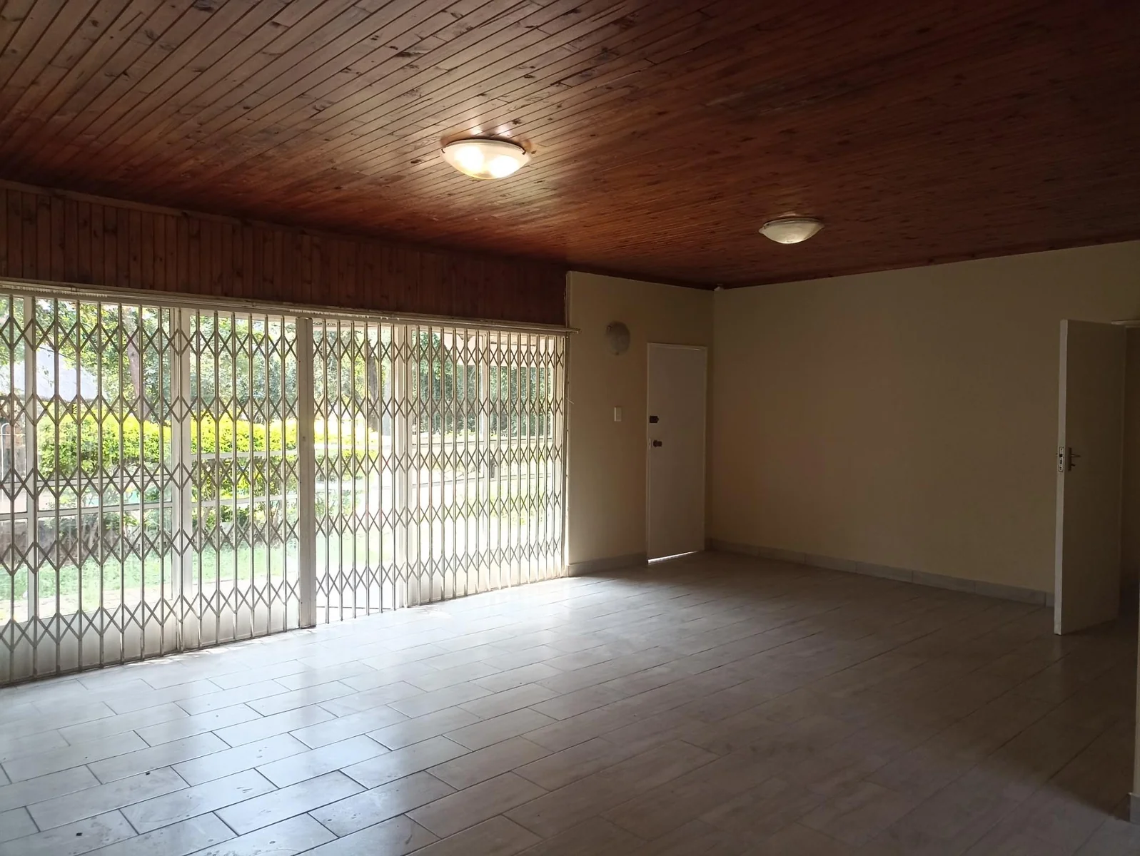 LOVELY HUGE FAMILY HOME TO LET IN LYNNWOOD GLEN!!