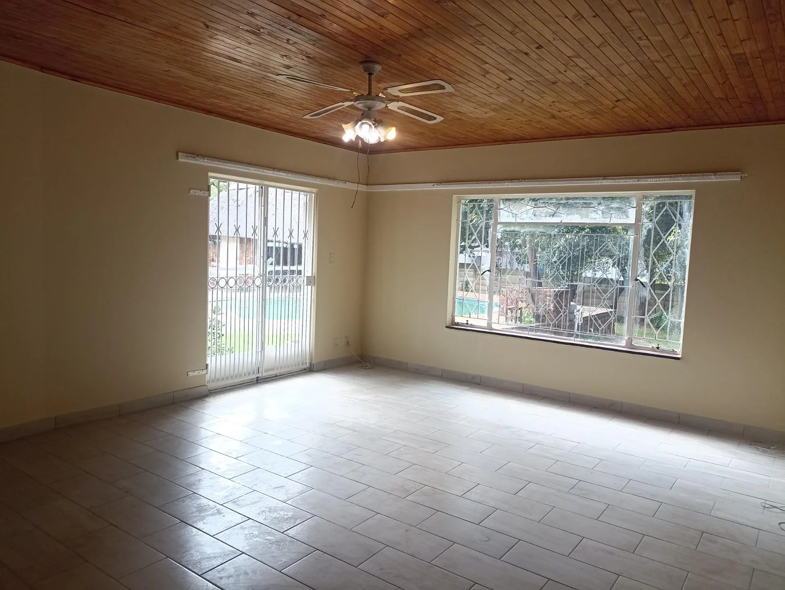 LOVELY HUGE FAMILY HOME TO LET IN LYNNWOOD GLEN!!