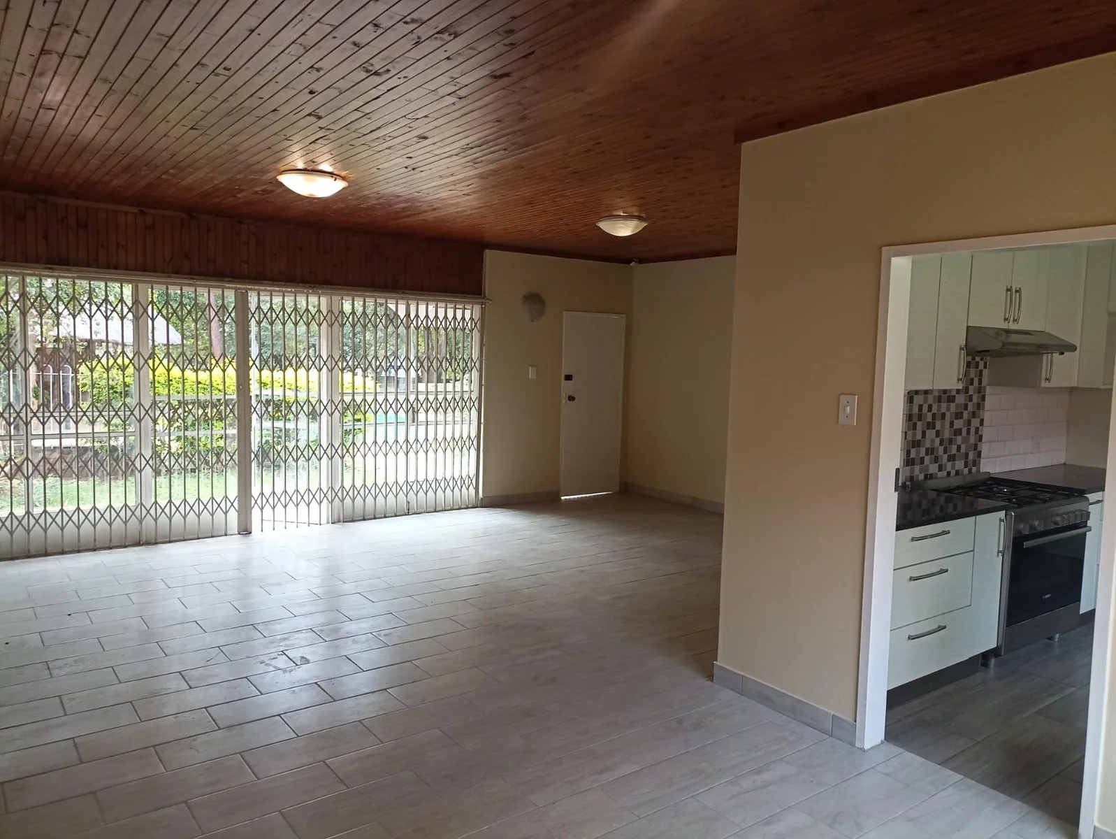 LOVELY HUGE FAMILY HOME TO LET IN LYNNWOOD GLEN!!