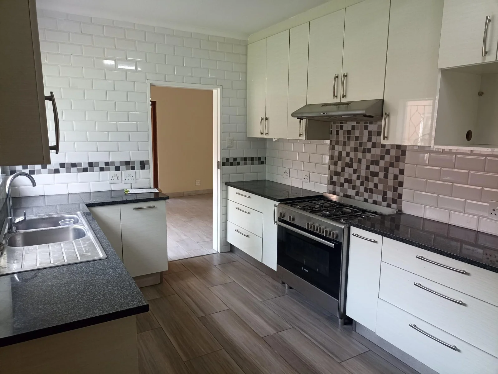 LOVELY HUGE FAMILY HOME TO LET IN LYNNWOOD GLEN!!