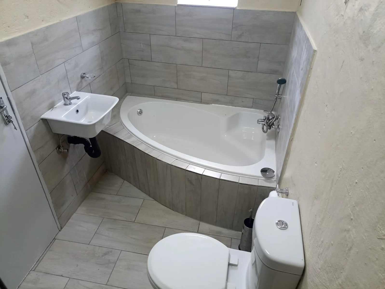 LOVELY HUGE FAMILY HOME TO LET IN LYNNWOOD GLEN!!