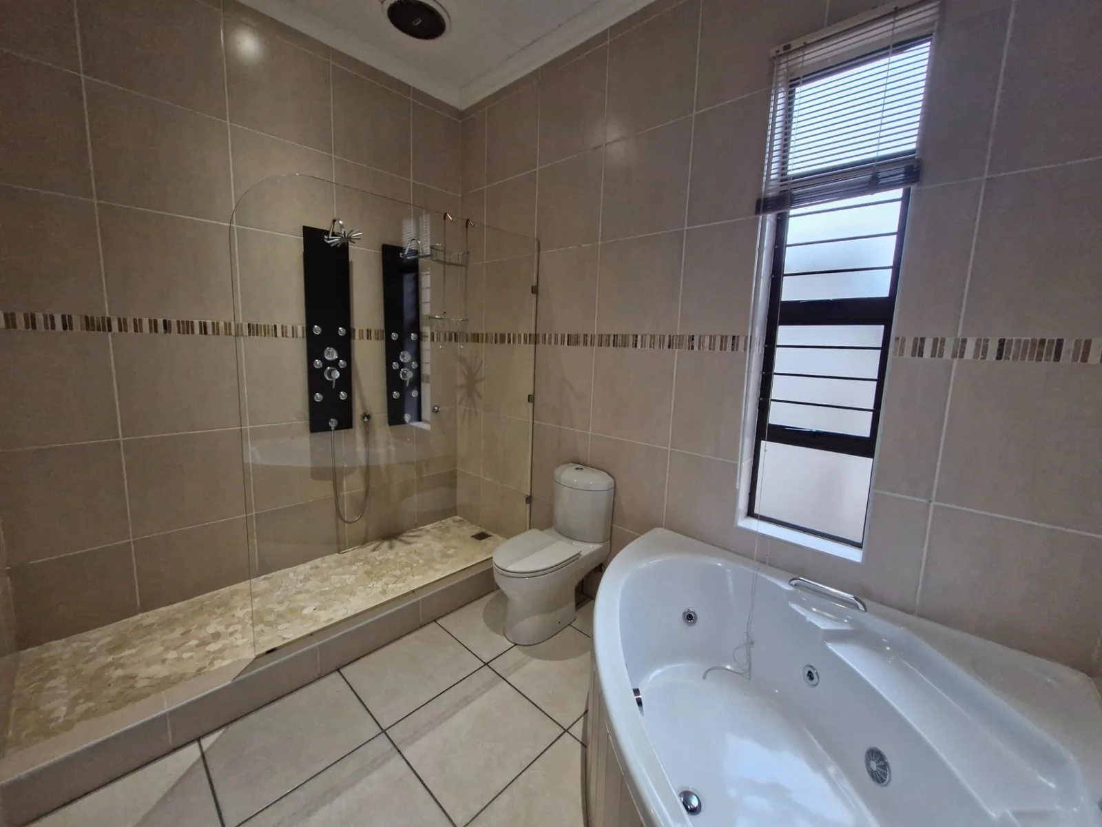 Urgent Sale !  Three bedroom home in Eureka.