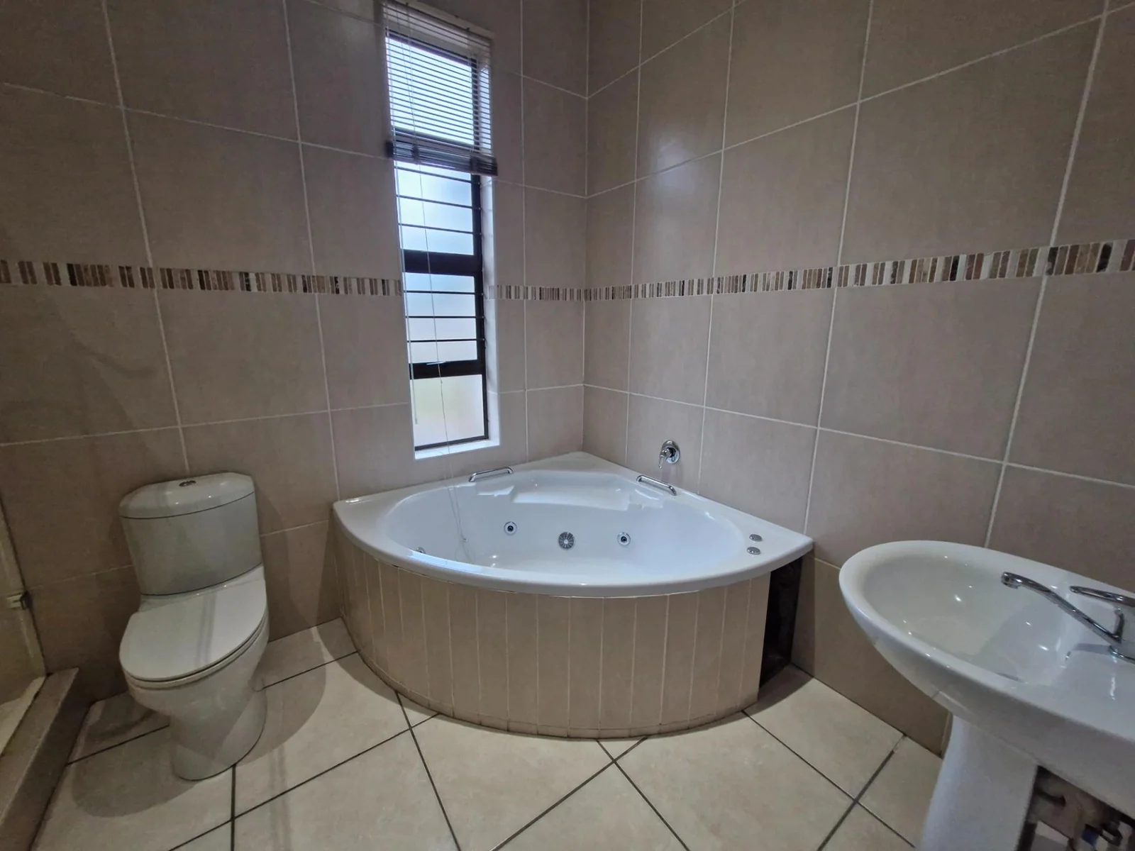 Urgent Sale !  Three bedroom home in Eureka.