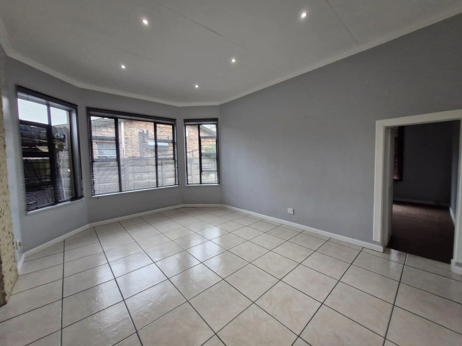 Urgent Sale !  Three bedroom home in Eureka.