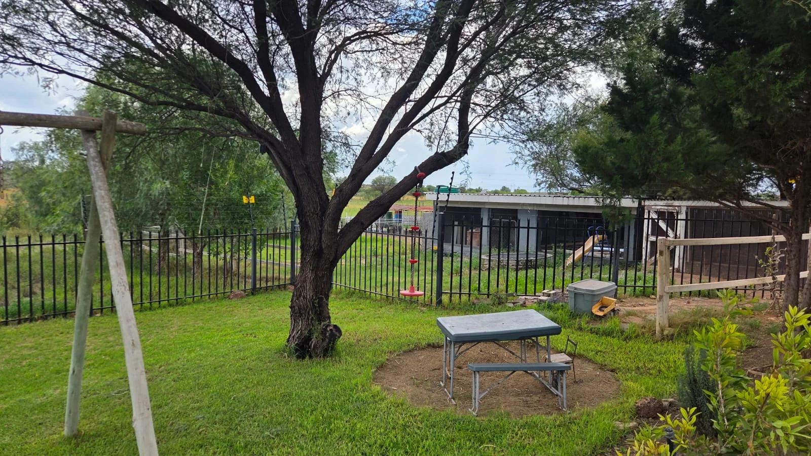 Plot with 3 Bedroom house, 3 x 2 bedroom houses and 2 Flats for Sale