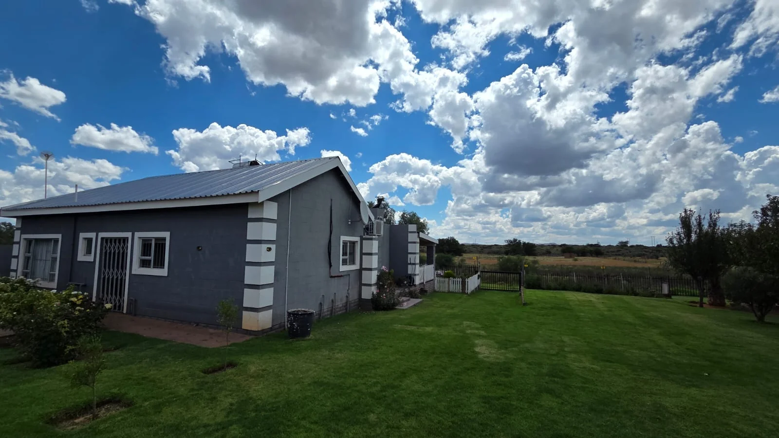 Plot with 3 Bedroom house, 3 x 2 bedroom houses and 2 Flats for Sale