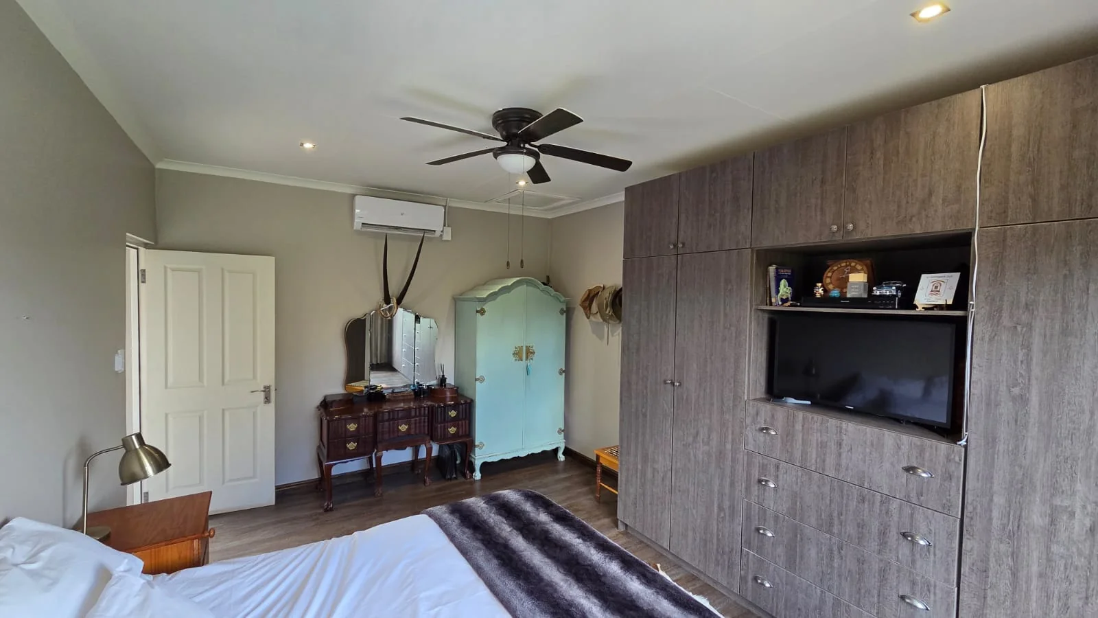 Plot with 3 Bedroom house, 3 x 2 bedroom houses and 2 Flats for Sale