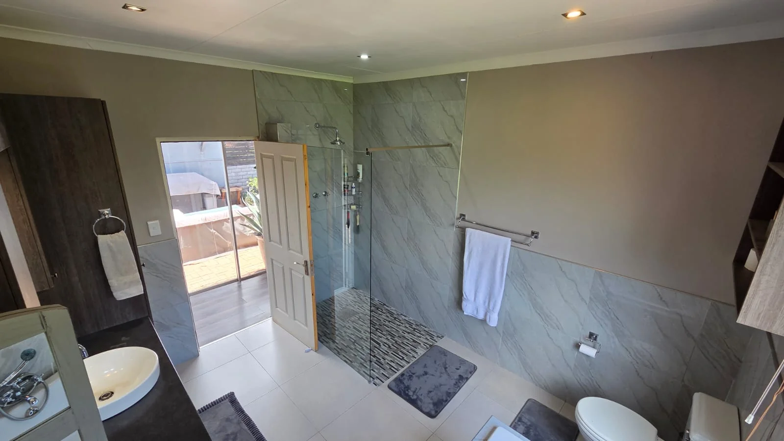 Plot with 3 Bedroom house, 3 x 2 bedroom houses and 2 Flats for Sale
