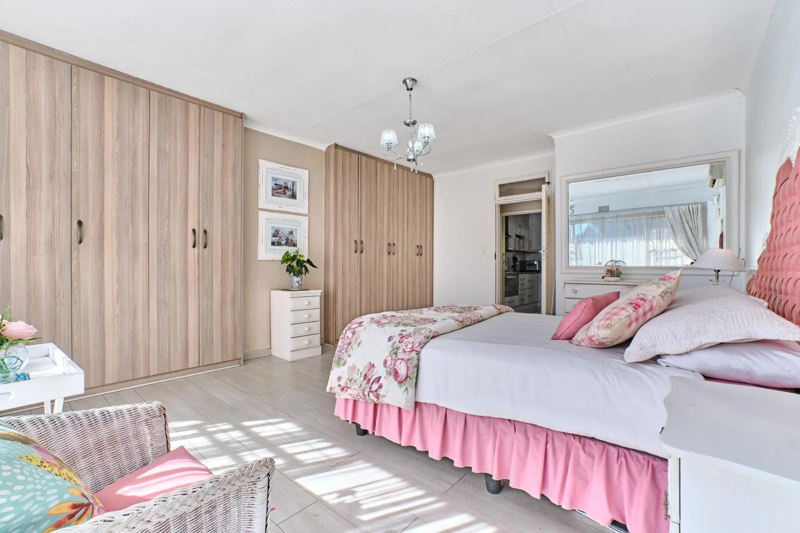 Spacious & Stylish 4-Bedroom Home for Sale in Prime Constantia Kloof<br/>