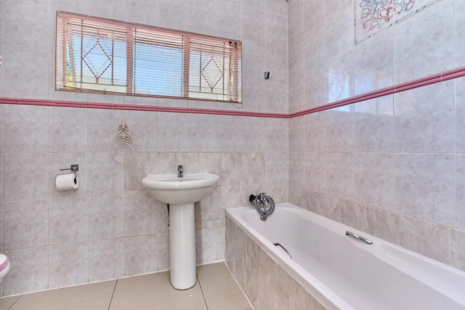 Spacious & Stylish 4-Bedroom Home for Sale in Prime Constantia Kloof<br/>