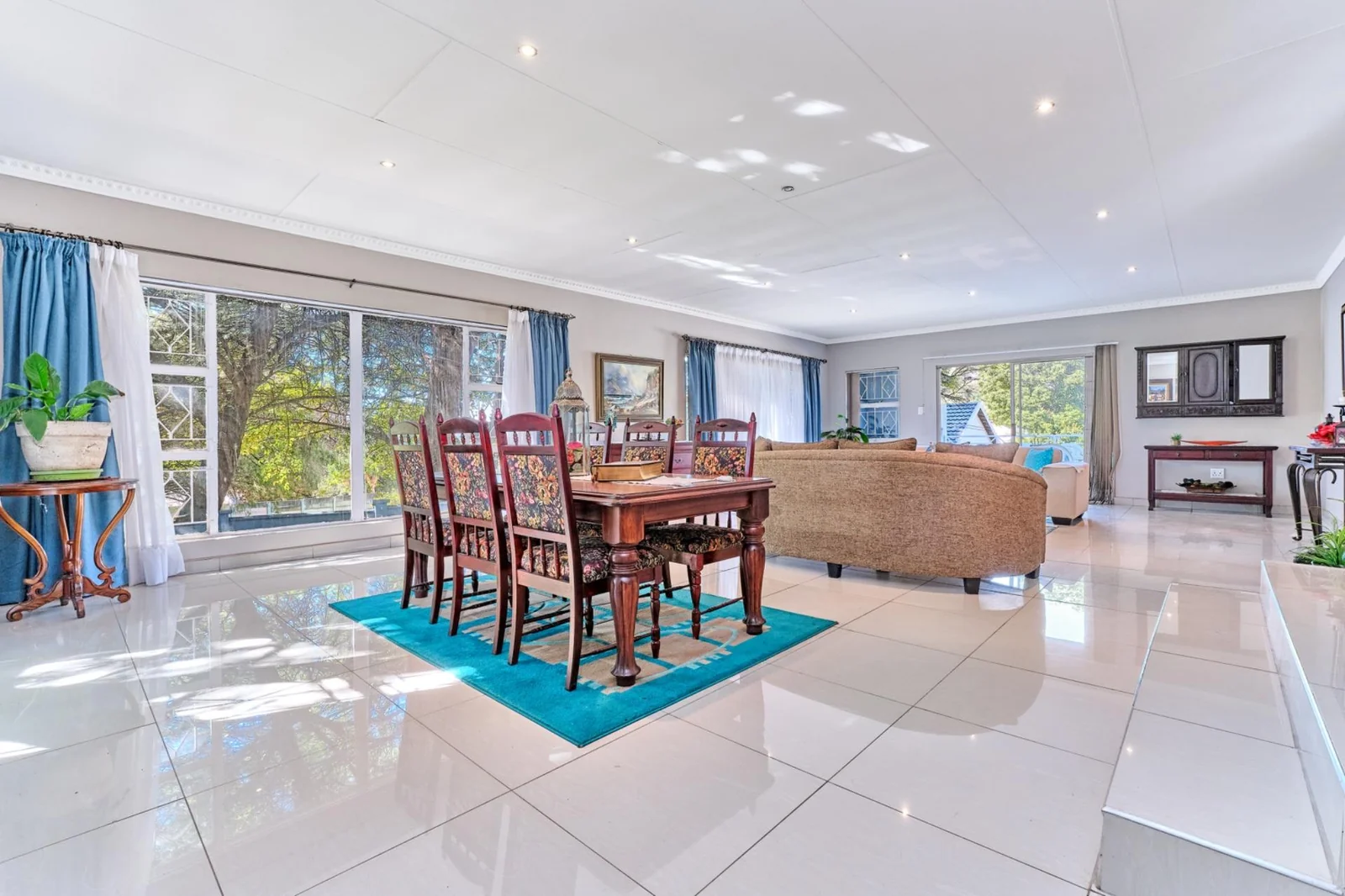 Spacious & Stylish 4-Bedroom Home for Sale in Prime Constantia Kloof<br/>
