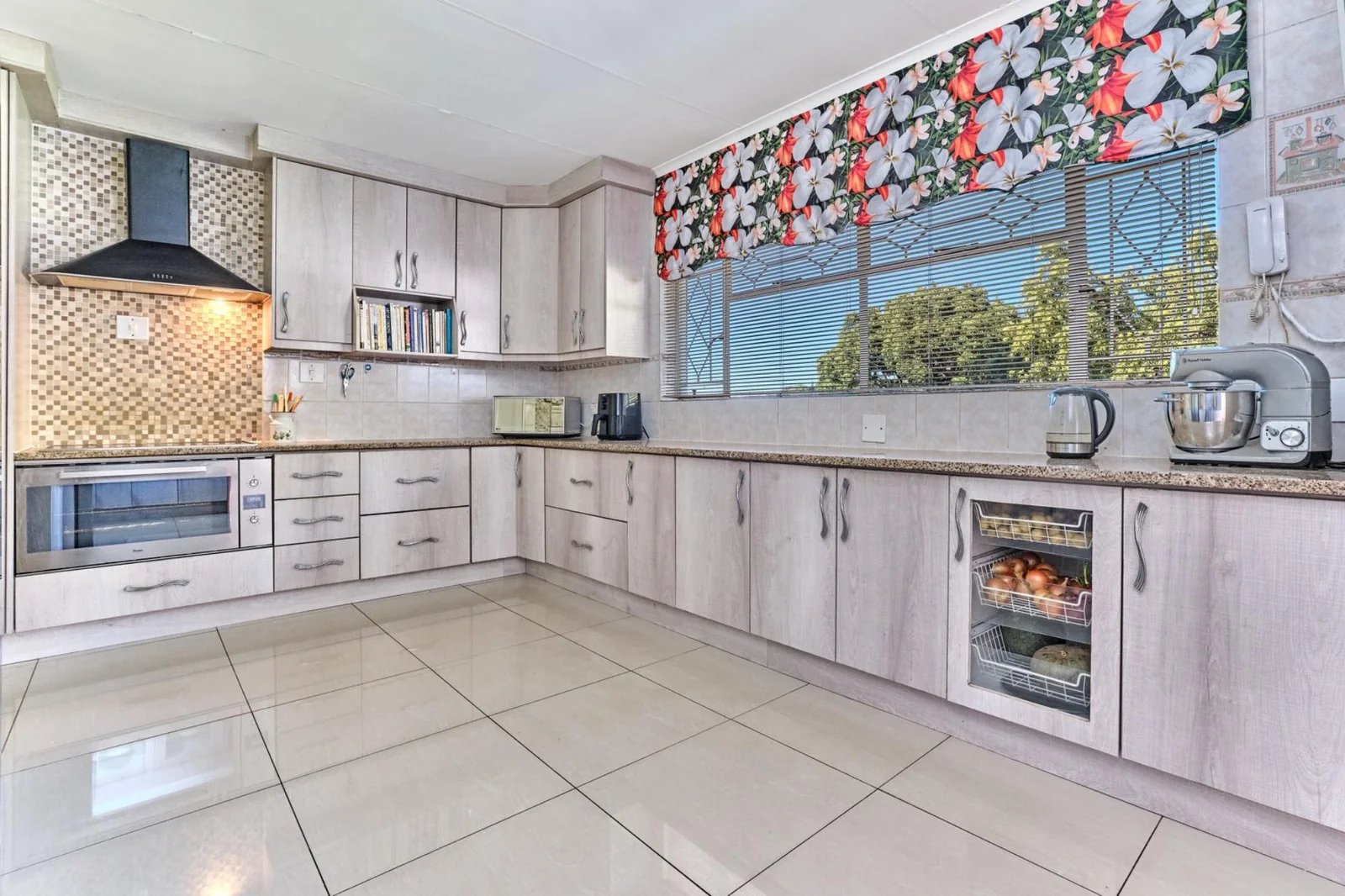 Spacious & Stylish 4-Bedroom Home for Sale in Prime Constantia Kloof<br/>