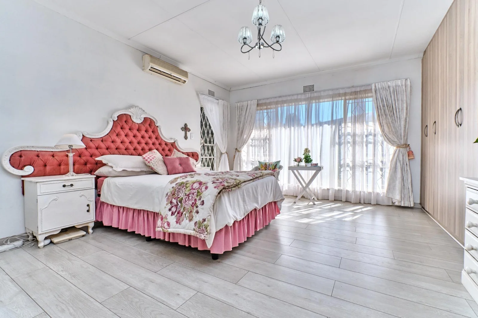 Spacious & Stylish 4-Bedroom Home for Sale in Prime Constantia Kloof<br/>