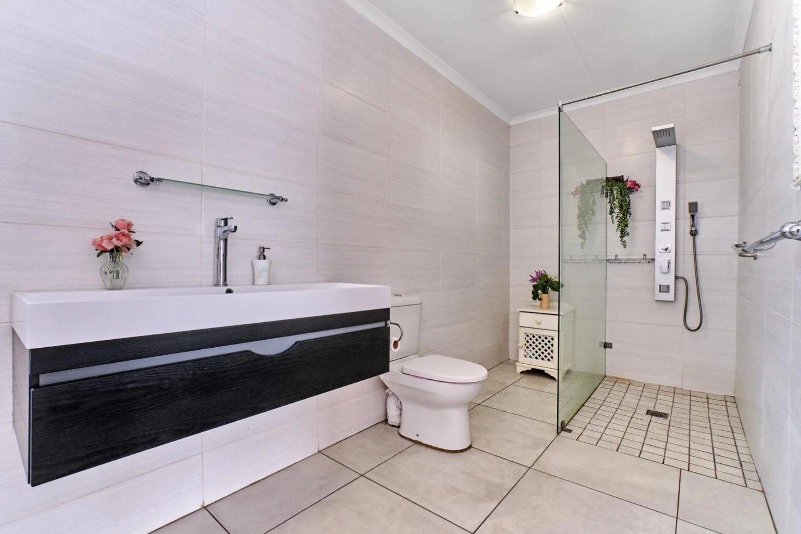 Spacious & Stylish 4-Bedroom Home for Sale in Prime Constantia Kloof<br/>