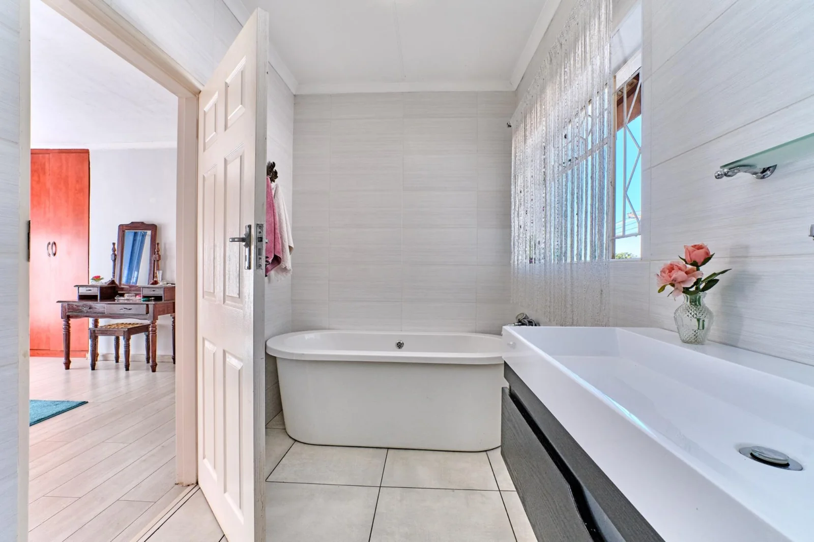 Spacious & Stylish 4-Bedroom Home for Sale in Prime Constantia Kloof<br/>