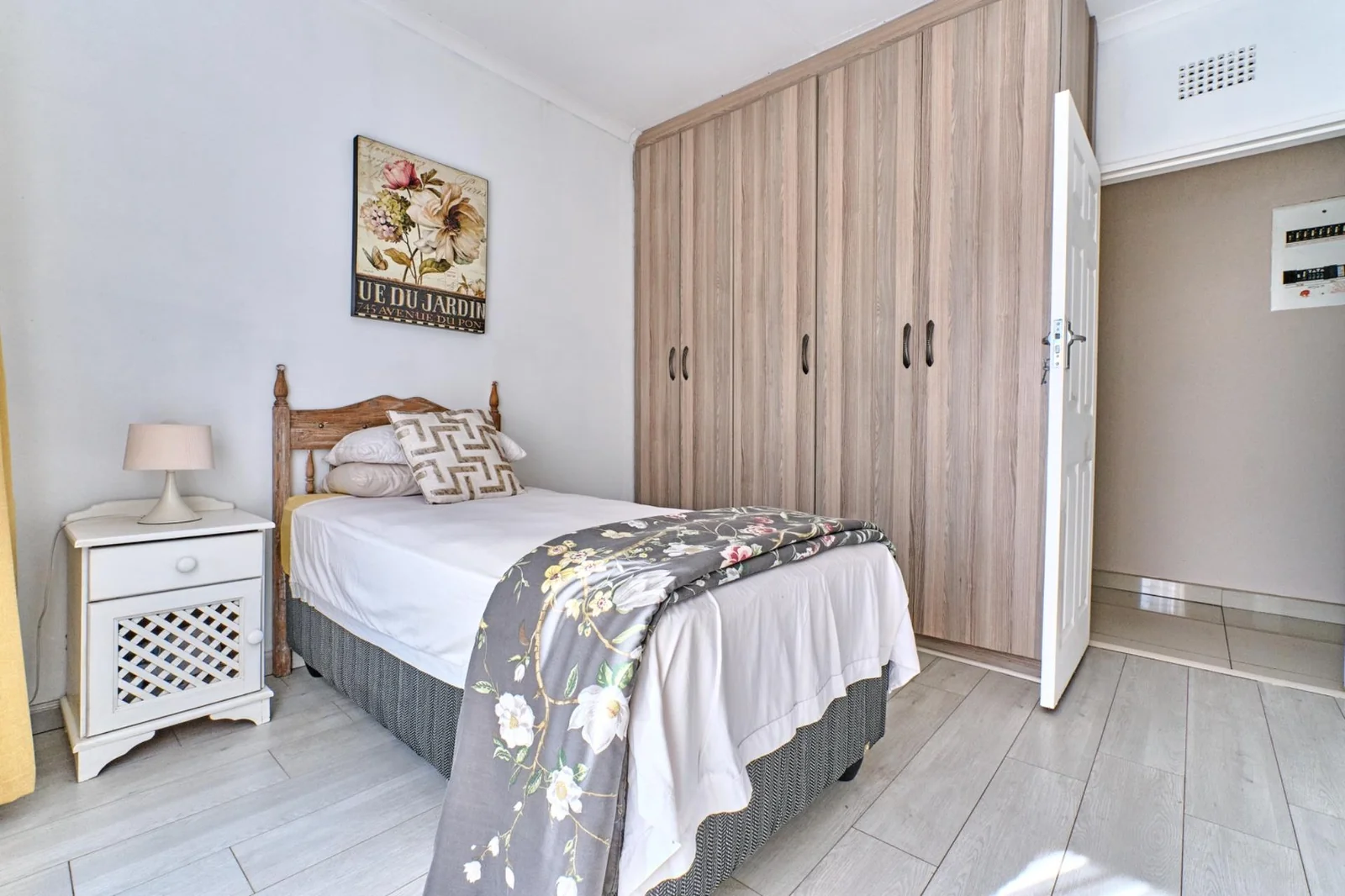 Spacious & Stylish 4-Bedroom Home for Sale in Prime Constantia Kloof<br/>
