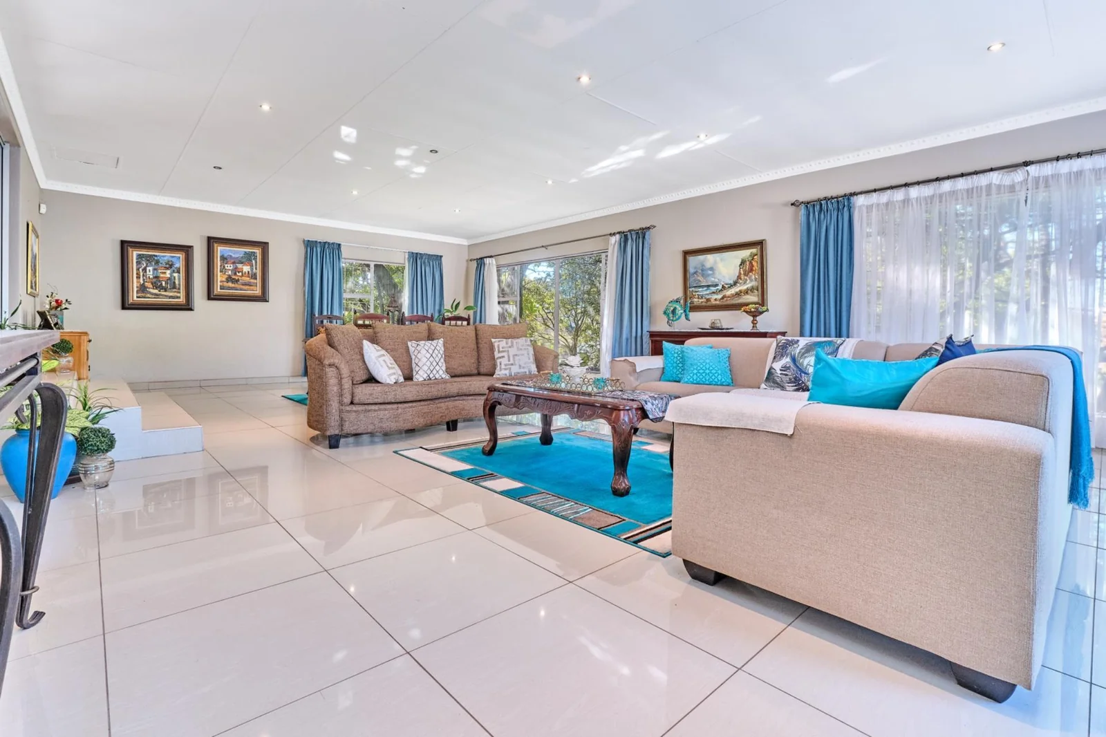Spacious & Stylish 4-Bedroom Home for Sale in Prime Constantia Kloof<br/>